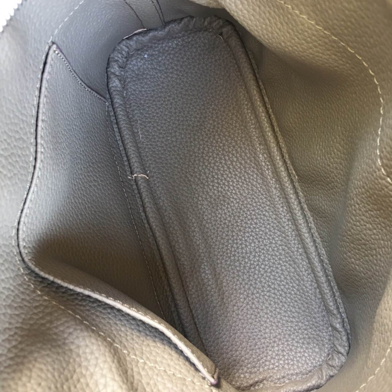 รุ่นใหม่ล่าสุด ' KEEP Tempa handbag ทรง alma สุด Hot หยิบมาใช้เมื่อไหร่ก้อไม่มี Out แน่นอน !! **จุดเด่นที่ > ลายหนังสวย - หรู >เนื้อ matte น้ำหนักเบา ถือสะพายเข้าง่ายกับทุกชุด >ขนาดกระเป๋ากำลังดีคะ ใส่ กปต ยาว มือถือได้ ไม่เล็ก ไม่ใหญ่เกินไป