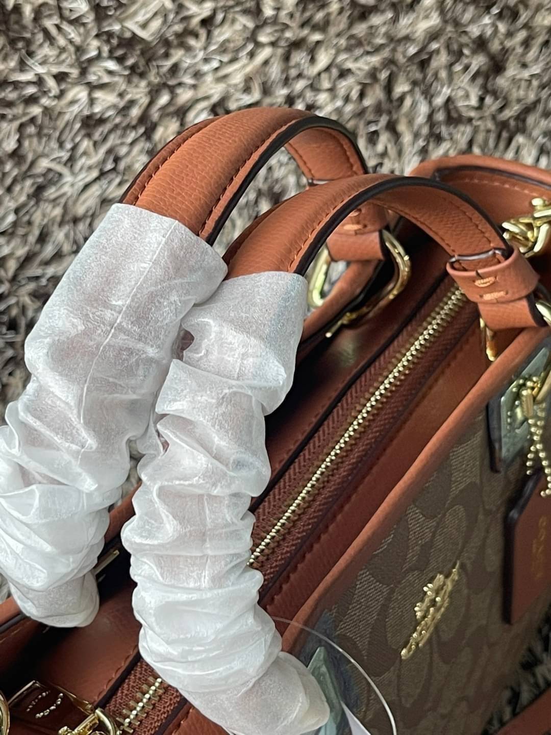 Coach Perry Tote Classic Bag F57568 รุ่นใหม่ล่าสุด กระเป๋ารูปทรงสี่เหลี่ยมสุดคลาสสิก เป็นกระเป๋าอเนกประสงค์ที่สามารถใช้ได้แทบทุกโอกาส ไม่ว่าจะไปเรียน, ไปทำงาน, ไปเที่ยว หรือแม้แต่ไปชอปปิง ด้วยขนาดที่กำลังดี ไม่ใหญ่เทอะทะ แต่ก็ไม่เล็กจนเกินไป มาพร้อมหูหิ้ว