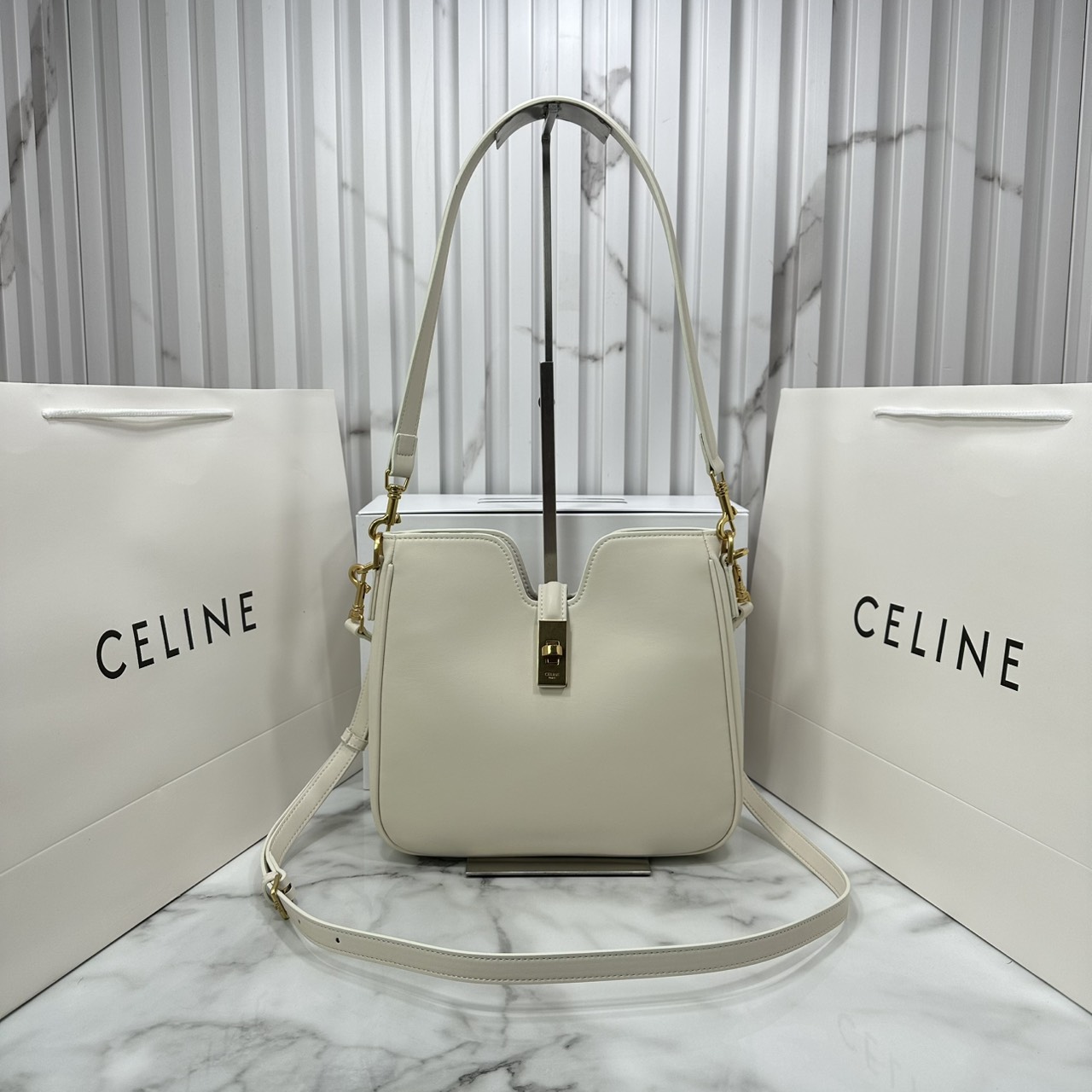 ORI หนังแท้ | CELINE SMALL CAMILLE 16 SOFT BAG IN SMOOTH LEATHER กระเป๋าสะพายรุ่นใหม่ล่าสุดของไลน์ 16 soft รูปทรงแบบโฮโบที่มาพร้อมดีไซน์ที่ใช้งานได้จริง หรูหราและโดดเด่น ฝาพับหนังกับตัวปิดแบบ Turnlock สีทองรูปทรงคล้ายอัญมณี