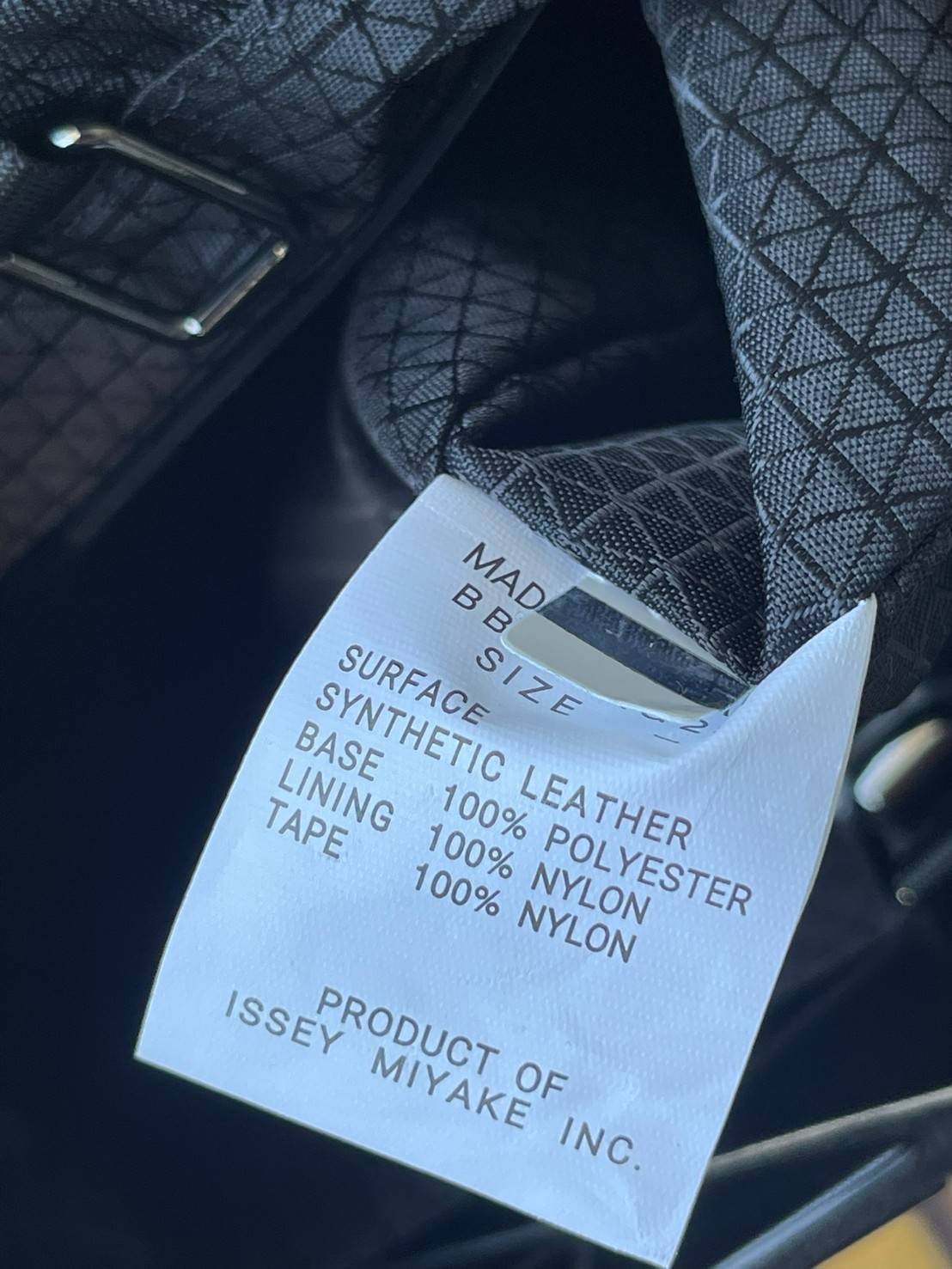 BAO BAO ISSEY MIYAKE Flap Backpacks กระเป๋าสะพายหลังรูปแบบใหม่จะเปิดตัว โดดเด่นด้วยฝาพับรูปสี่เหลี่ยมผืนผ้าที่เปิดและปิดได้ง่าย และรูปทรงแบบมินิมอล เป้สะพายหลังใช้งานได้ดีมาก