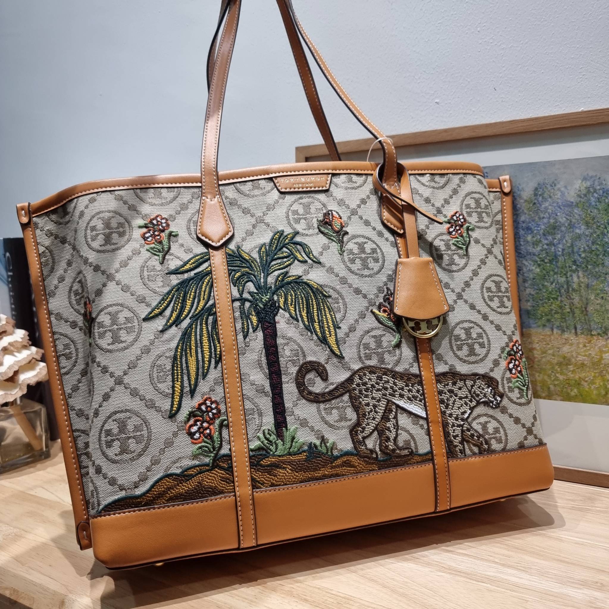 TORY TOTE BAG / TORY BURCH PERRY EMBROIDERED T MONOGRAM TRIPLE-COMPARTMENT TOTE BAG ใหม่ล่าสุด กับกระเป๋าทรงโท้ทใบใหญ่ ลวดลายโมโนแกรมสุดคลาสสิคที่ถูกดีไซน์รังสรรค์ด้วยงานปักสุดชิค น่าใช้ใจฟูแค่แรกเห็น ดีเทลดีงาม