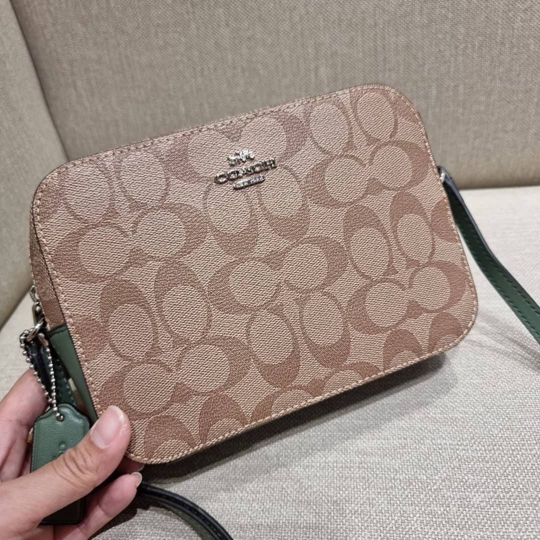 COACH 91677 MINI CAMERA BAG IN SIGNATURE CANVAS สีมาใหม่ รุ่นขายดีที่สุด!! กระเป๋าสะพายข้างไซส์มินิ คลาสสิคอยู่ทรง อะไหลเงินเรียบหรู วัสดุหนังแคนวาสเคลือบลาย เปิด-ปิดด้วยซิป สายสะพายปรับได้ตามตัว ใบนี้แมทช์ได้ทุกลุค ใช้เป็น everyday bag ได้สบายๆเลยจ้า &#x