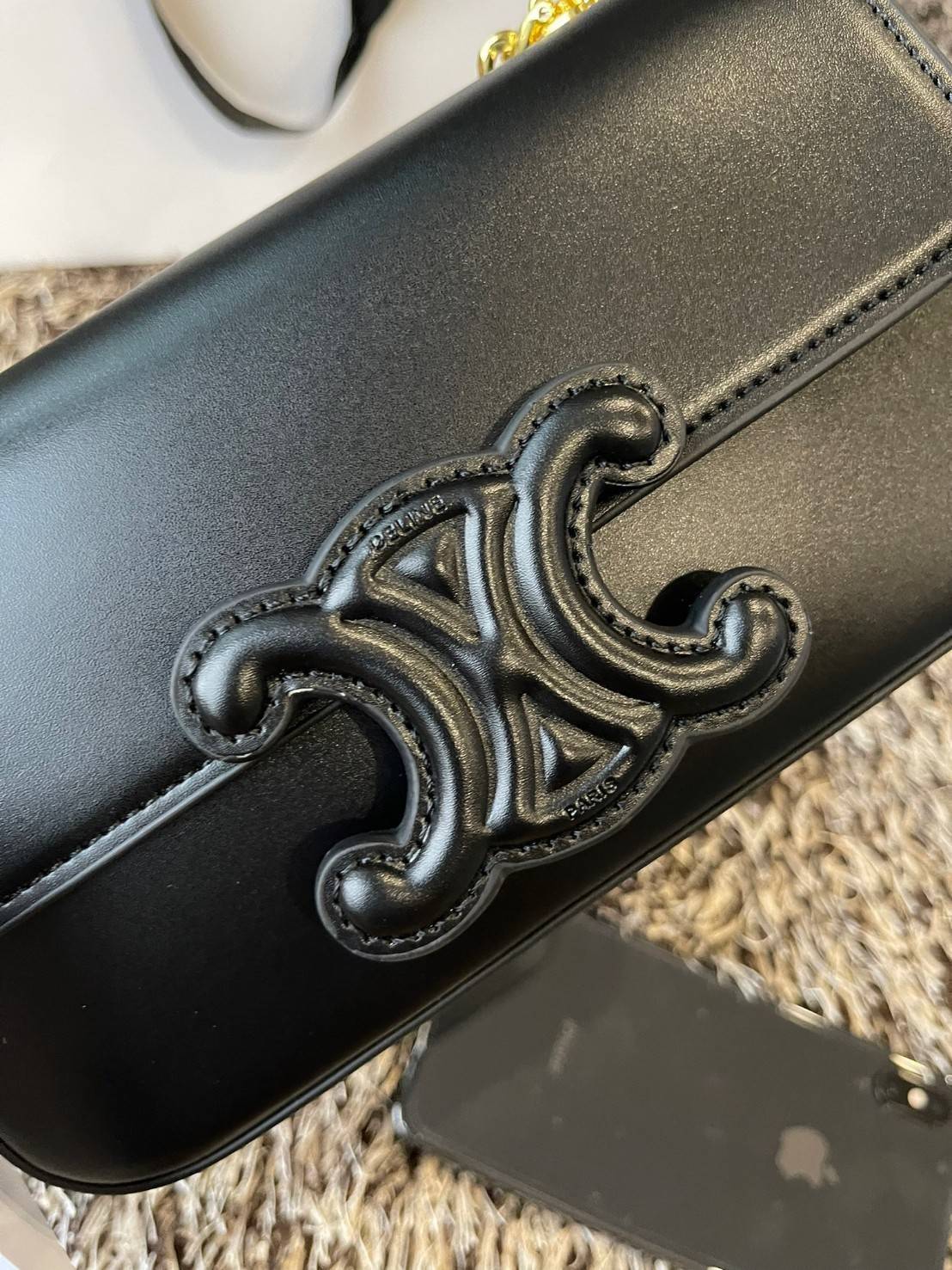 Celine Chain Shoulder Bag Cuir Triompe In Triompe เป็นกระเป๋าถูกประดิษฐ์ขึ้นในรูปทรงมินิมอล นับว่าเป็นกระเป๋าอีกหนึ่งรุ่นในซีรีส์ Triomphe ที่ได้รับความนิยมอย่างมาก โดยเป็นกระเป๋าสะพายไหล่ทรงสี่เหลี่ยมผืนผ้าที่อัดแน่นไปด้วยกลิ่นอายความคลาสสิกตามแบบฉบับของ