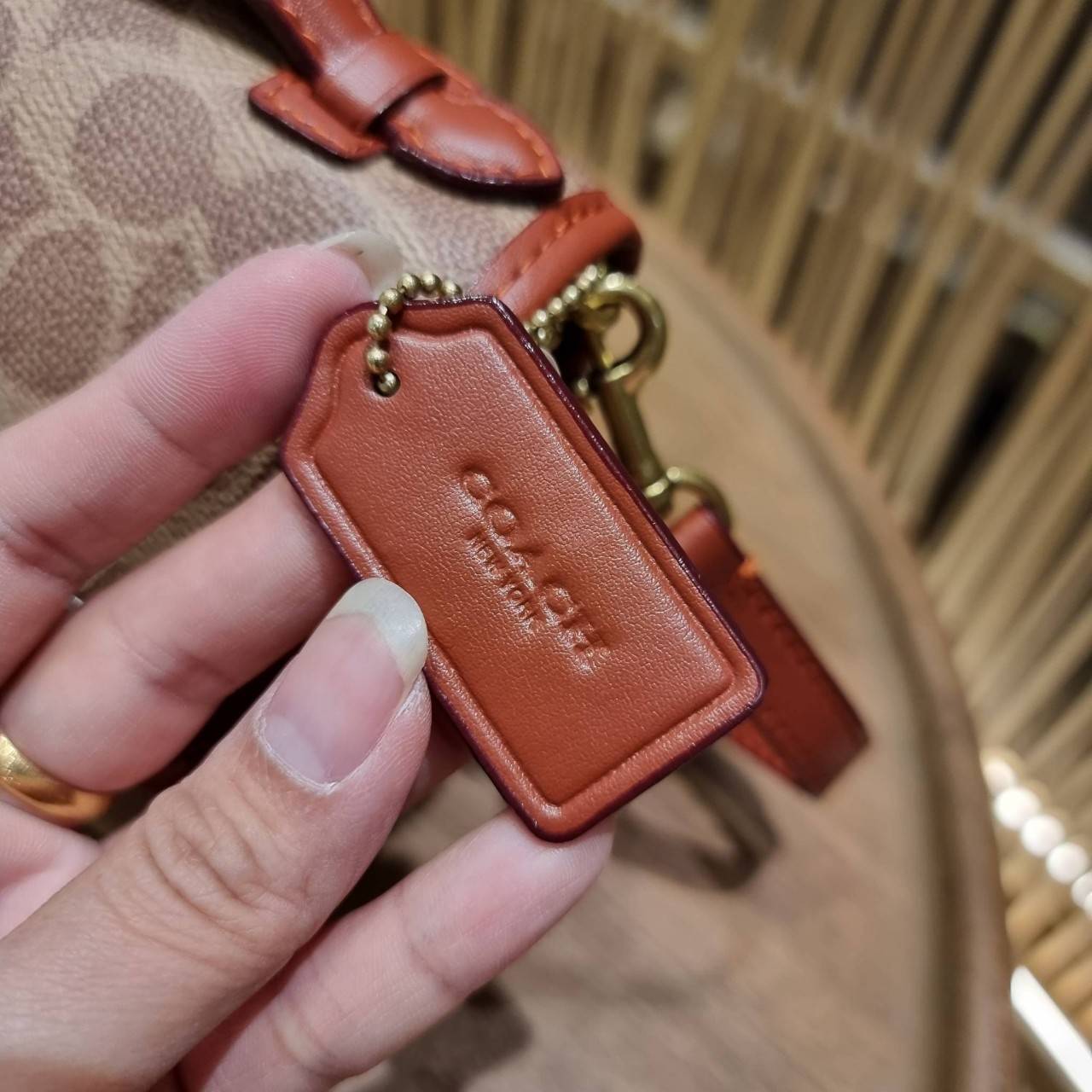 COACH C4204 KIP TURNLOCK CROSSBODY IN SIGNATURE CANVAS คอลเลคชั่นใหม่ สาวกงานดีไซน์สีสนิมต้องปลื้ม!! กับกระเป๋าสะพายข้าง ขนาดพกพาง่าย ใช้งานสะดวกมากๆ วัสดุหนังแคนวาสเคลือบลาย ตัดขอบด้วยหนังแท้ เปิด-ปิดด้วยตัวบิดล็อคแน่นหนา ภายในเป็นช่องโล่ง มีช่องใส่บัตร 