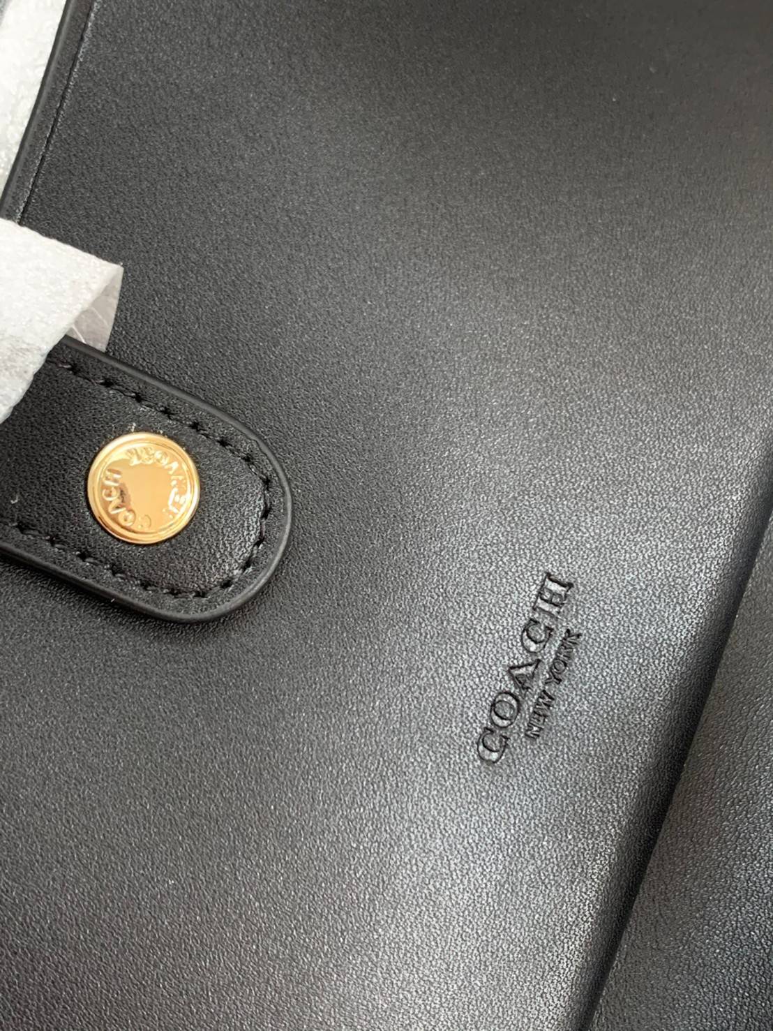 พร้อมส่งครบ 5 สี กระเป๋าสตางค์ที่สาวๆต้องมีติดตัวค่าา😘 COACH TECH WALLET IN COLORBLOCK SIGNATURE ((C2874)) ✔️กระเป๋าเงินใบยาว หนังแท้ พร้อมสายคล้องมือในตัวค่ะ ✔️เปิดปิดด้านหน้าแบบฝากระดุม ภายในมีช่องใส่ธนบัตร2ช่อง ;สามารถใส่มือถือ ip