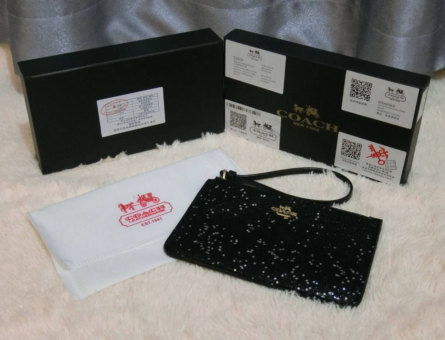 Coach Star Glitter Corner Zip Wristlet / FACTORY HK กระเป๋าคล้องมือทรงคลัช ตัวกระเป๋าตกแต่งกริ๊ตเตอร์ ด้านหน้าติดอะไหล่แบรนด์ สวยหรู เปิดปิดด้วยซิป ด้านในบุผ้ากำหยี่สามารถใส่โทรศัพท์มือถือได้ทุกรุ่น มาพร้อมสายคล้องมือ 1เส้น MUST HAVE!!