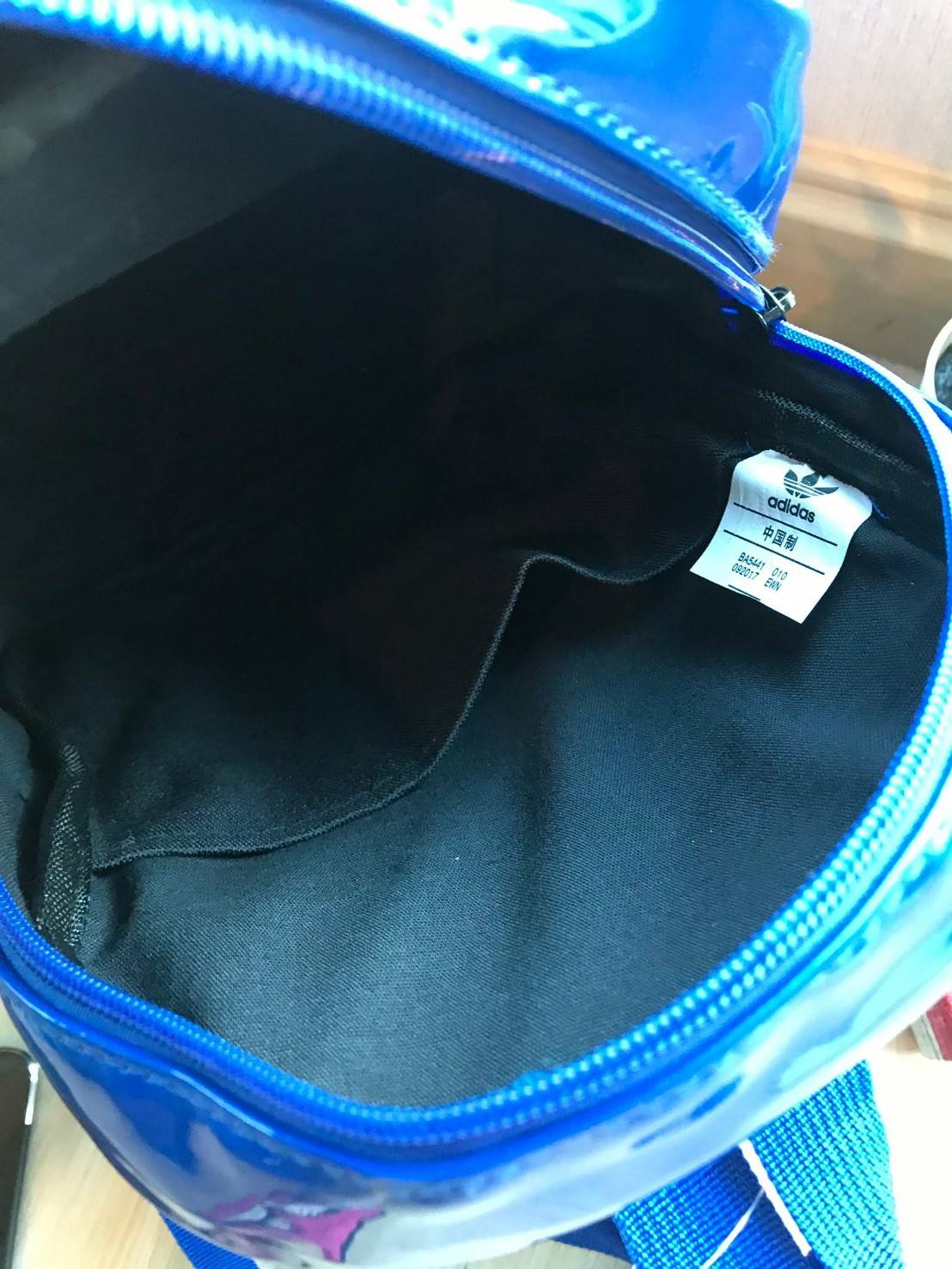 Adidas Classic Mini Backpack กระเป๋าเป้สะพายขนาดกลาง วัสดุหนังแก้ว ขนาดกะทัดรัด กันน้ำได้ เปิดปิดด้วยซิปเดียว ใส่มินิไอแพค กระเป๋าสตางค์ยาวได้ มีสายสะพายสองเส้น สามารถสะพายเป็นทรงครอสบอดี้ หรือเป้ก็น่ารักไปเลยคร้า!