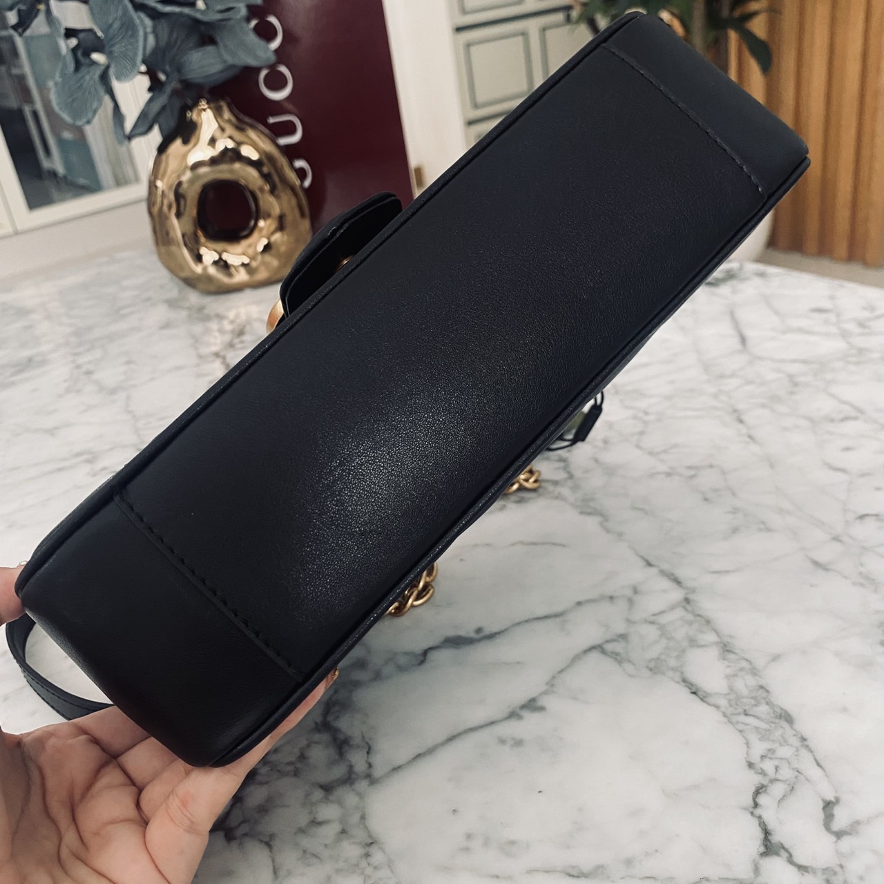 GUCCI GG Marmont Small Shoulder Bag กระเป๋าสะพายรุ่นคลาสสิค แต่งโลโก้สีทองโดดเด่น สวยหรูดูแพงขับผิว อัพลุคได้สบายๆ ด้านหลังดีไซน์รูปหัวใจ 🖤