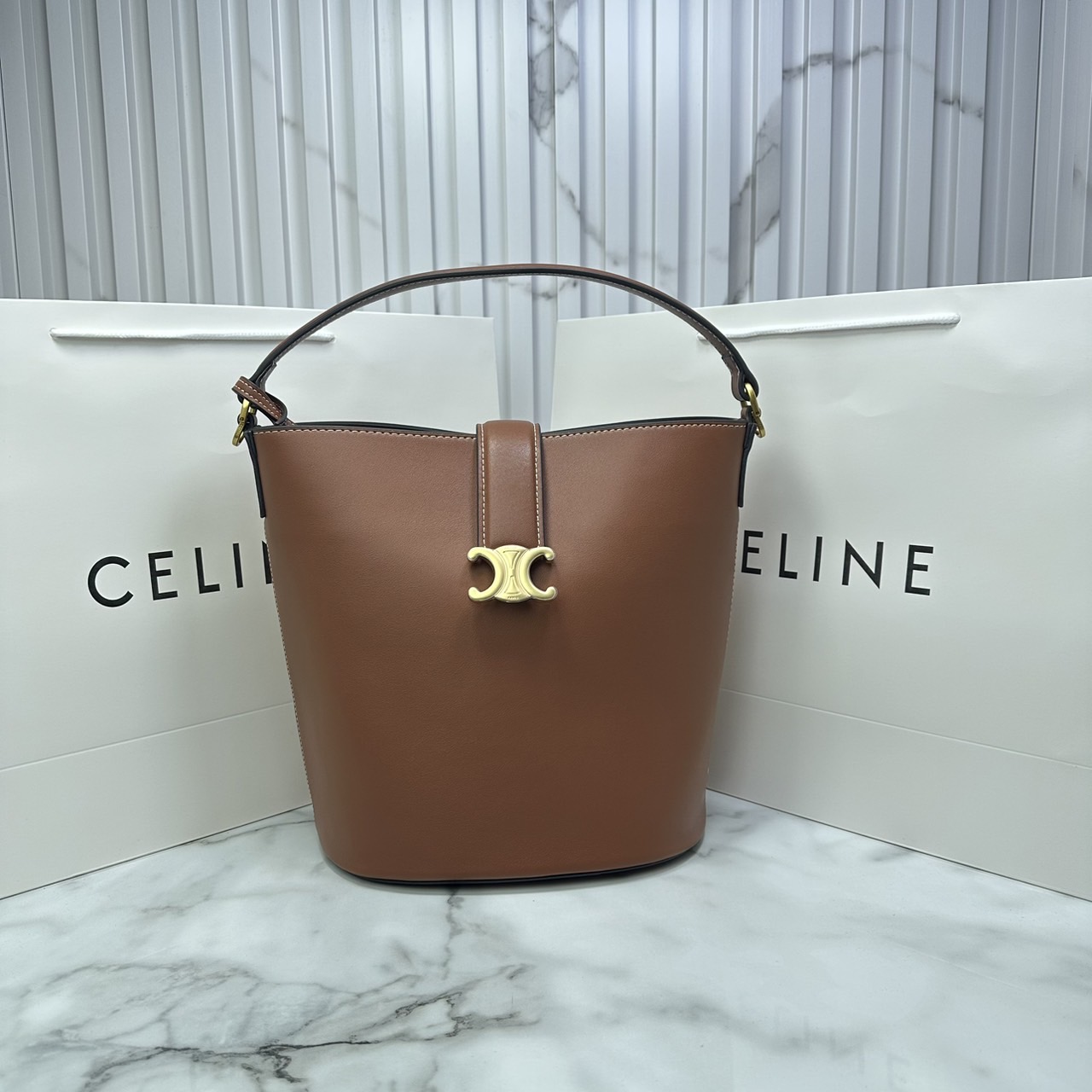 CELINE MEDIUM LOUISE BAG in SMOOTH CALFSKIN / Celine Bucket Bag กระเป๋าทรงบัคเก็ต กระเป๋าถือรุ่นใหม่ล่าสุด ดีไซน์หรูคลาสสิค