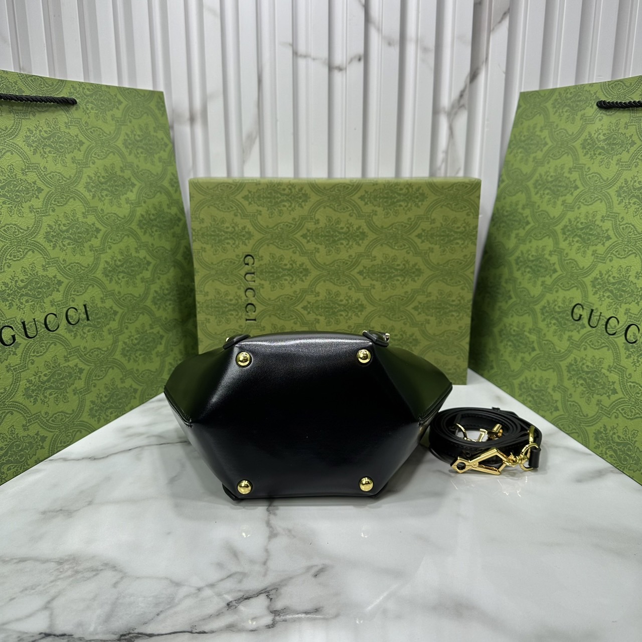 GUCCI Mini bamboo top handle tote bag กระเป๋าสะพายทรงตะกร้า หูจับลายไม้ไผ่ตัดสีได้อย่างลงตัว ถือแล้วดูขับผิวสวยงาม งานหนังแท้หนังเงาดูแพง ให้ความรู้สึกถึงงานฝีมือที่โดดเด่น ด้วยฐานทรงหกเหลี่ยม พร้อมส่งที่นี่ก่อนใคร รีบจับจองเลยน้า