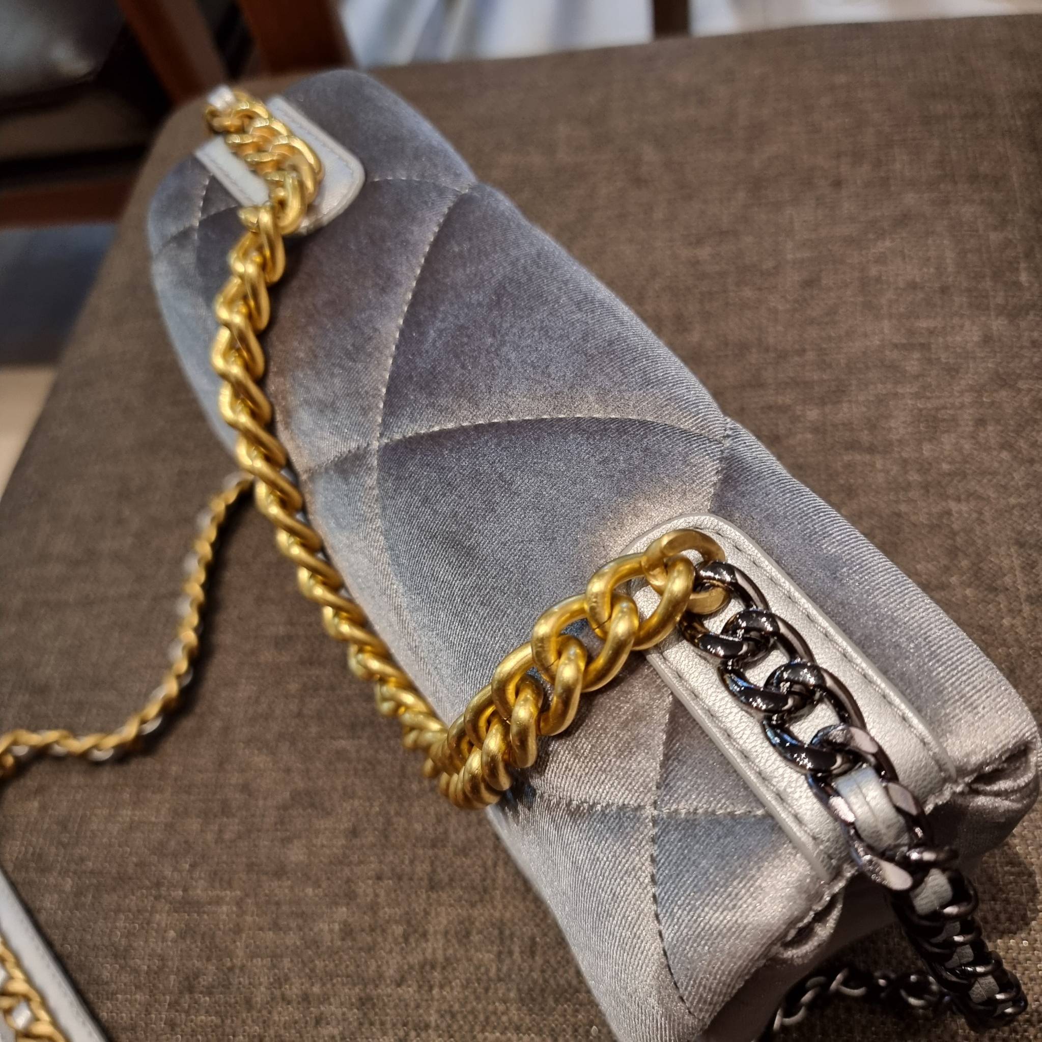 ไม่มองไม่เหลียวไม่ได้แล้ว!! ความหรูที่โดดเด่นจากผ้ากำมะหยี่ สร้างดีเทลผู้ดี ลูกคุณมากๆ Chanel vip boutique กระเป๋าสะพายจาก duty free ในราคาสุดประหยัด!! ดีไซน์เลิศ ตกแต่งด้วยโซ่ทูโทน ลงตัวแบบไม่มีที่ติ เปิด-ปิดด้วยตัวบิดล็อค ภายในโล่งกว้าง ใส่กระเป๋าสตางค์