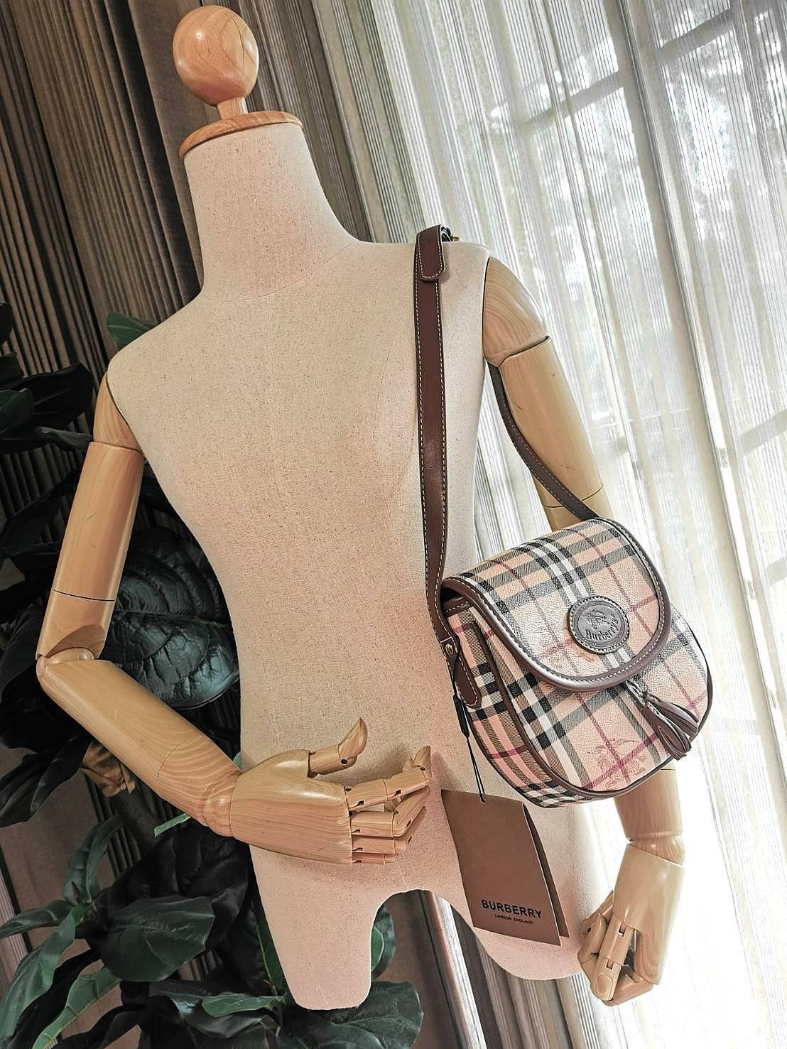 BURBERRY FRAGRANCES VINTAGE CROSSBODY BAG GiFT WITH PURCHASE (GWP) กระเป๋าสะพายพรีเมี่ยมกิ๊ฟ Limited Edition จากเคาน์เตอร์ BURBERRY FRAGRANCES วัสดุหนังแท้ขึ้นลาย Burberry Vintage Signature สวยหรูสุดคลาสสิค เปิดปิดฝาปิดกระดุมแม่เหล็ก ภายในมีโลโก้และช่องซิ