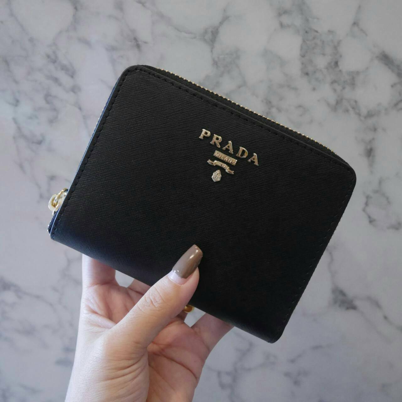New Item! รุ่นที่รอคอยสำหรับสาวๆที่ชอบ กปต.สั้น ก็มาแล้วค้า กับ Prada Short Saffiano wallet กระเป๋าสตางค์สั้น ขนาดกะทัดรัด เปิดปิดด้วยซิป อะไหล่ทอง ปั้มแบรนด์ ทั้งใบ **จุดเด่น มีช่องใส่รูปถ่าย ใส่บัตรได้หลายช่อง ด้านในมีช่องซิปแยกอีก1ช่องค้า อีกหนึ่งไอเท็