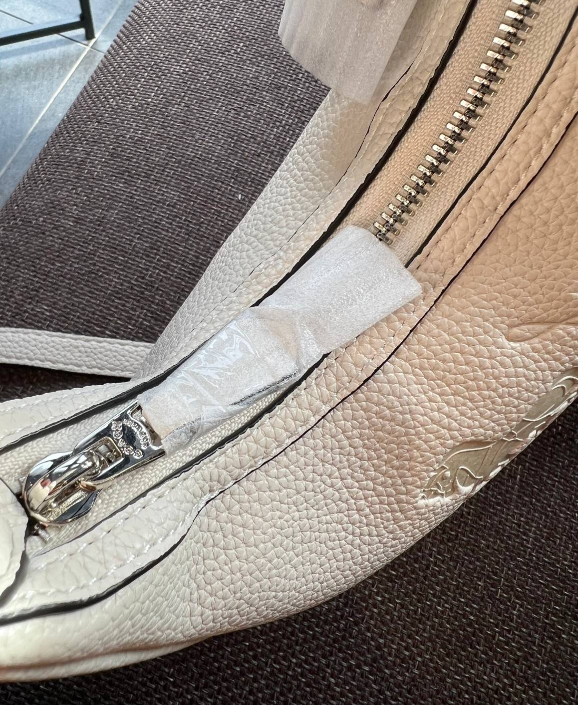 COACH CARMEN MINI CROSSBODY BAG กระเป๋ารูปทรงพระจันทร์โค้งมน น่ารักน่าใช้มากๆ!! เกรดท็อปออริ เกรดดีสุด สลับแท้ 1:1 ใช้ต่างประเทศได้