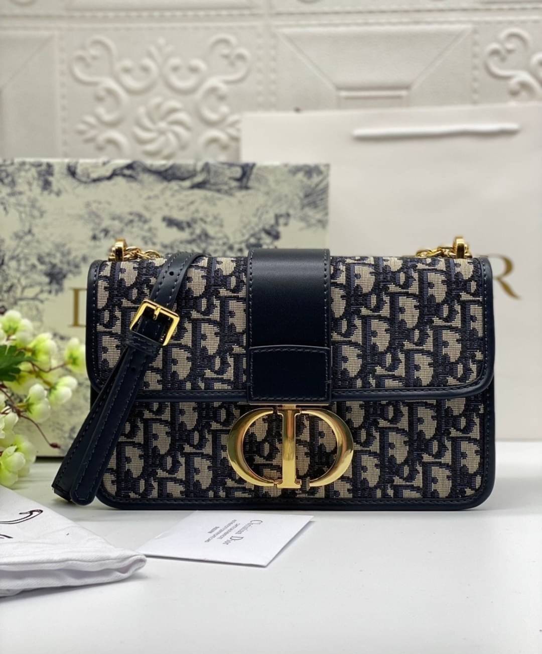 หนังแท้ CHRISTIAN DIOR 30 MONTAIGNE BAG Oblique Jacquard เอกลักษณ์ของความหรู น้ำหนักเบา ไอเท็มหายาก!! Best seller!! ยกให้น้องเลย!! ดีไซน์เรียบหรูในความเป็นเอกลักษณ์ ใช้งานง่าย สะดวก ได้ทุกโอกาส แนะนำเป็น everyday bag ติดตัวไว้เลยจ้าสาวๆ พร้อมส่งที่ไทย ภาพ