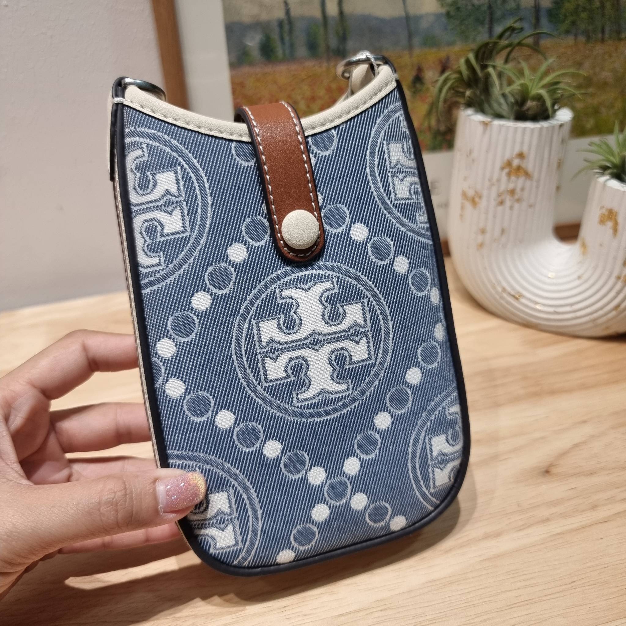TORY BURCH T MONOGRAM DENIM PHONE CROSSBODY คอลเลคชั่นใหม่รับซัมเมอร์นี้ กับกระเป๋าสะพายข้างถนอมโทรศัพท์ ดีไซน์โทนสีฟ้า สวยคม วัสดุผ้าเดนิมตัดสลับหนัง