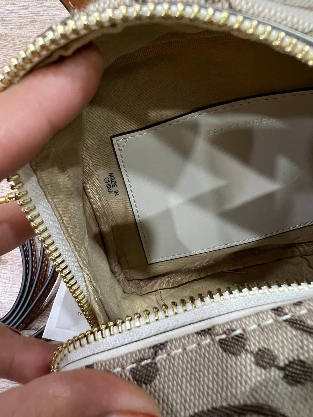 TORY BURCH T MONOGRAM JACQUARD CUBE BAG 🎁พร้อมส่งที่ไทยใหม่ล่าสุด! ปีใหม่นี้เราต้องมีกระเป๋าสวยและเก๋ไว้ใช้กันค่ะ กับกระเป๋าทรง CUBE ดีไซด์ให้ดูเรียลร่วมสมัยมากขึ้น สามารถหยิบจับของได้ง่าย ทรงกระเป๋าแบบกล่อง