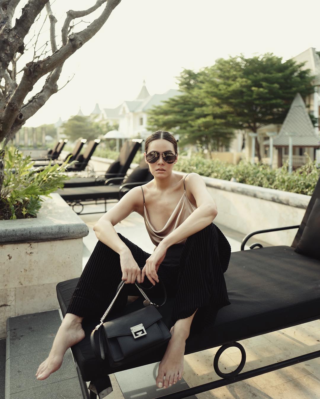 VIP 】หนังแท้ Givenchy GV3 Bag 9” สวยหรู ดูเป็นคนมีเทสดีเลยค่าา ดีไซน์คือสวยมีคลาส มีระดับสุดๆ พร้อมสายโซ่อะไหล่ทอง ละมุนตามากค่าา รุ่นนี้ขายดีมาก ได้มาน้อยด้วยนะคะ สาวๆ รีบจับจอง อย่าคิดนาน ราคานี้กับคุณภาพถือว่าคับแก้วมั๊กมากกกก ไม่ซื้อทนไหว ^^