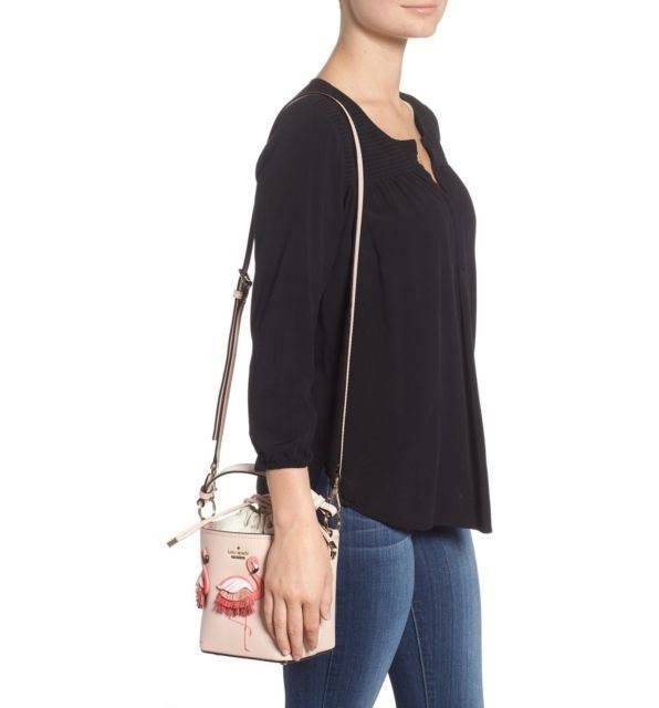 Kate spade new york Flamingo Pippa Bucket Bag 🍭รุ่นแนะนำ ราคานี้หายากแล้วจร้าา กระเป๋าหิ้วหรือสะพายข้างได้ ทรงถัง วัสดุหนังแกะแท้ สัมผัสหนังนิ่มมือดีมากๆค่ะ ด้านหน้าแต่งรูป Flamingo ดูเก๋มากๆค่ะ มีอะไหล่แบรนด์ ปากกระเป๋าแบบหูรูด ภายในกระเป๋าโล่ง ใ