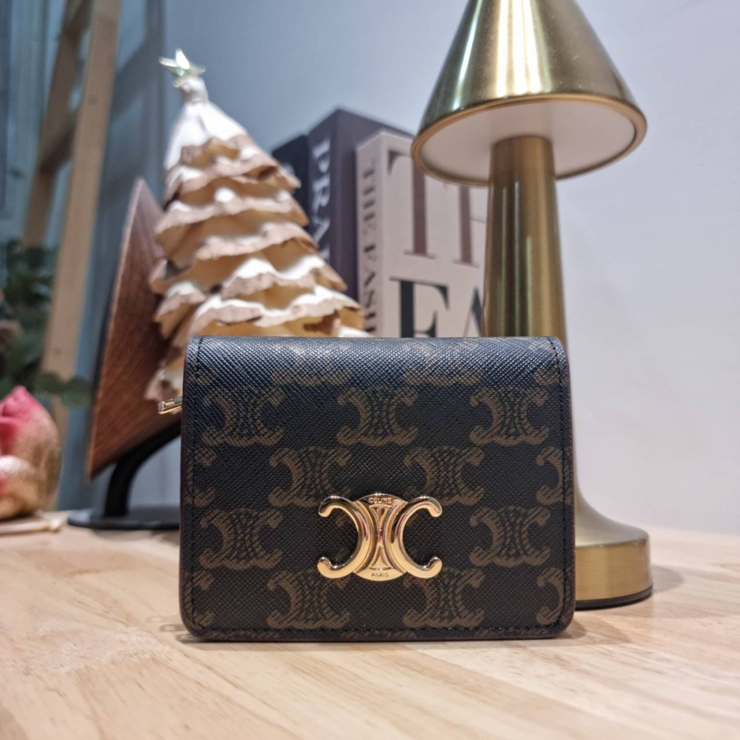 Celine triomphe compact wallet กระเป๋าสตางค์ดีไซน์สุดคลาสสิค วินเทจ เรียบง่ายแต่หรูหรา เป็นซิกเนเจอร์ด้วยดีไซน์อะไหล่สีทองย้อนยุค