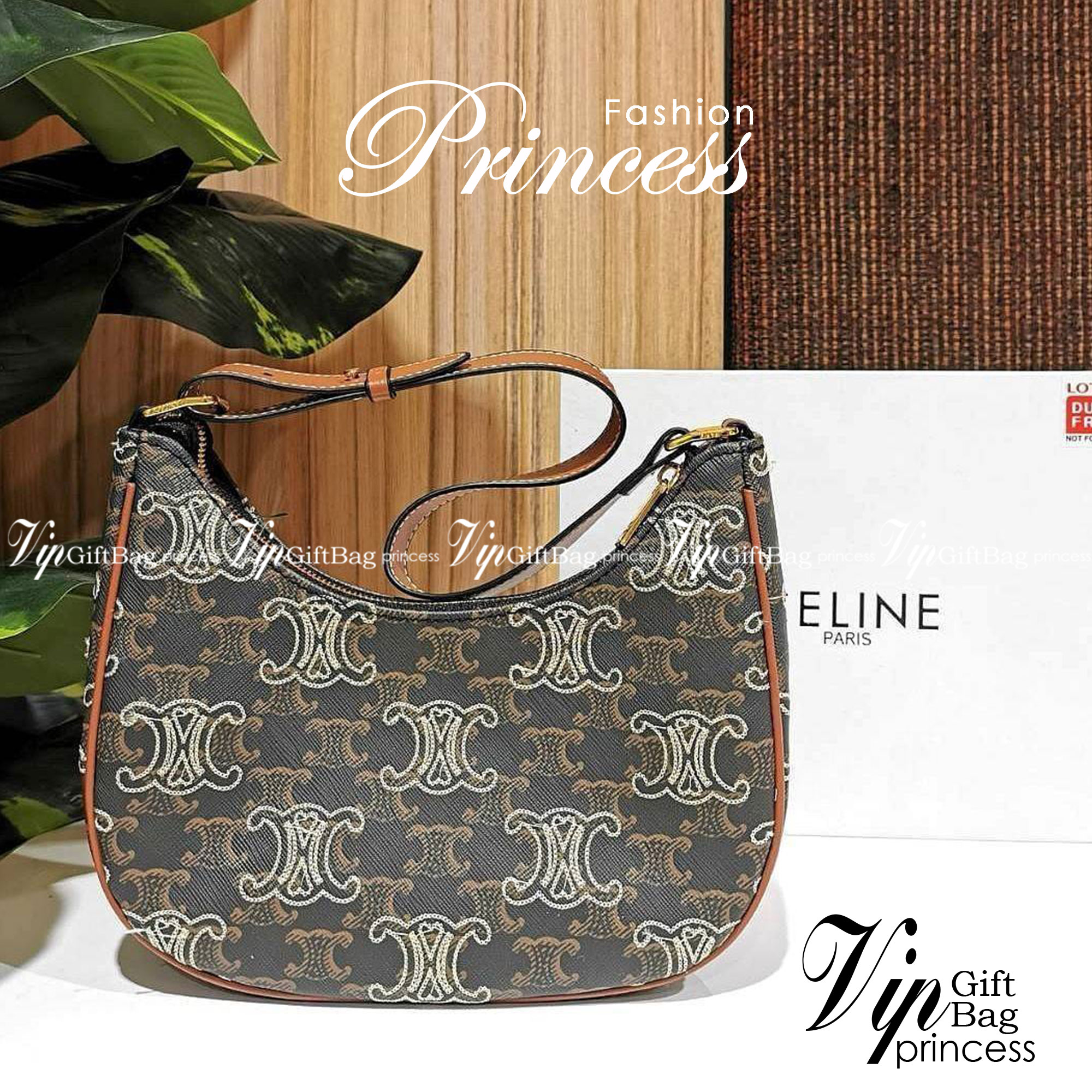 CELINE SHOULDER BAG VIP วัสดุ TRIOMPHE CANVAS ดีไซน์สวยหรูฮิตสุดในเกาหลี! หนังสวยอยู่ทรงกันน้ำ เปิดปิดด้วยซิปแบรนด์สีทอง ภายในโล่งกว้างและจุ สามารถใส่มือถือ กระเป๋าสตางค์ ของใช้ได้เยอะ สายสะพายหนังปรับได้อะไหล่ทองหรูมีโลโก้แบรนด์ ไอเท็มแนะนำพร้อมส่งที่ไทย
