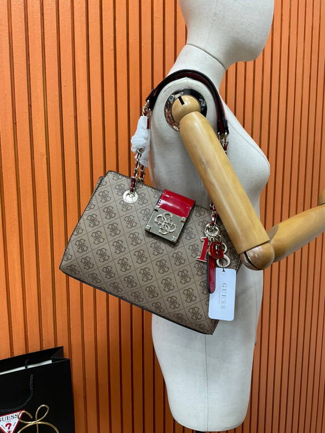 กระเป๋าสะพายไหล่ Guess Logo City Small Society Satchel กระเป๋าสะพายไหล่ ขนาดกำลังดี วัสดุ pu สวยอยู่ทรง มาพร้อมพวงกุญแจน่ารักๆ ถอดออกได้ ด้านหน้าประดับโลโก้แบรนด์ เปิดปิดด้วยซิป มี 2 ช่องหลักใช้งาน ภายในช่องซิปหน้าแยกเป็นสัดส่วนการใช้งาน ซิปช่อง 2 โล่งกว้