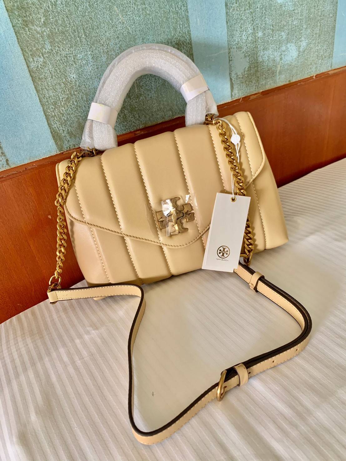 TORY BURCH KIRA QUILTED SMALL BAG พร้อมส่งที่ไทย ไม่ผิดหวังแน่นอนค่ะ! กระเป๋าหิ้วหรือสะพายข้างได้ วัสดุหนังแกะแท้ทั้งใบ ((หนังแกะจะมีคุณภาพดีเงานิ่มและแพงกว่าหนังวัวจ้า)) หนังนิ่มสวยงามมากๆค่ะ เปิดปิดกระเป๋าแบบหมุนล็อคแบบโลโก้แบรนด์ ใช้อะไหล่คลาสสิคดูหรูเ