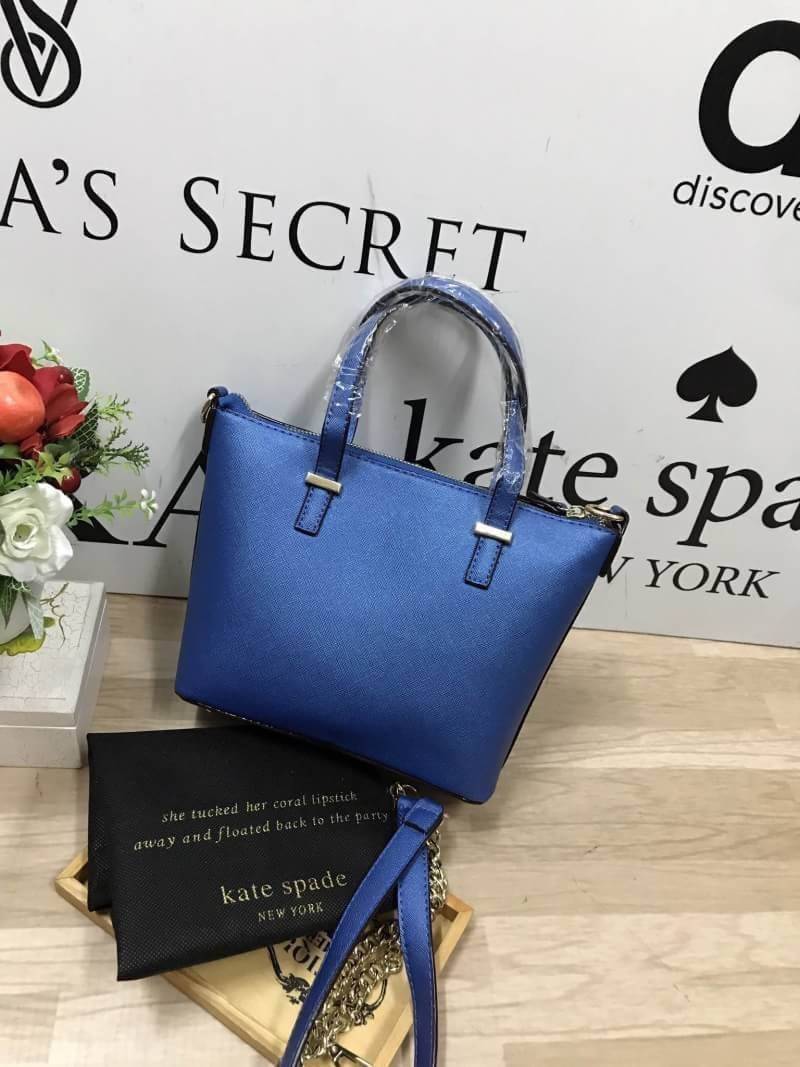 Kate Spade New York Cedar steet Harmony Body Bag กระเป๋าถือหรือสะพาย หนัง Saffiano ความยาวสายโซ่ต่อหนัง100cm. ถอดออกได้ ความสูงของหูจับ14cm ภายในมีช่องซิปและช่องเล็ก มีหมุดรองฐานกันรอย 4 มุม อะไหล่ทองทั้งใบ ขนาดกำลังดี ใส่ของจุกจิก มินิไอแพคได้ค่ะ