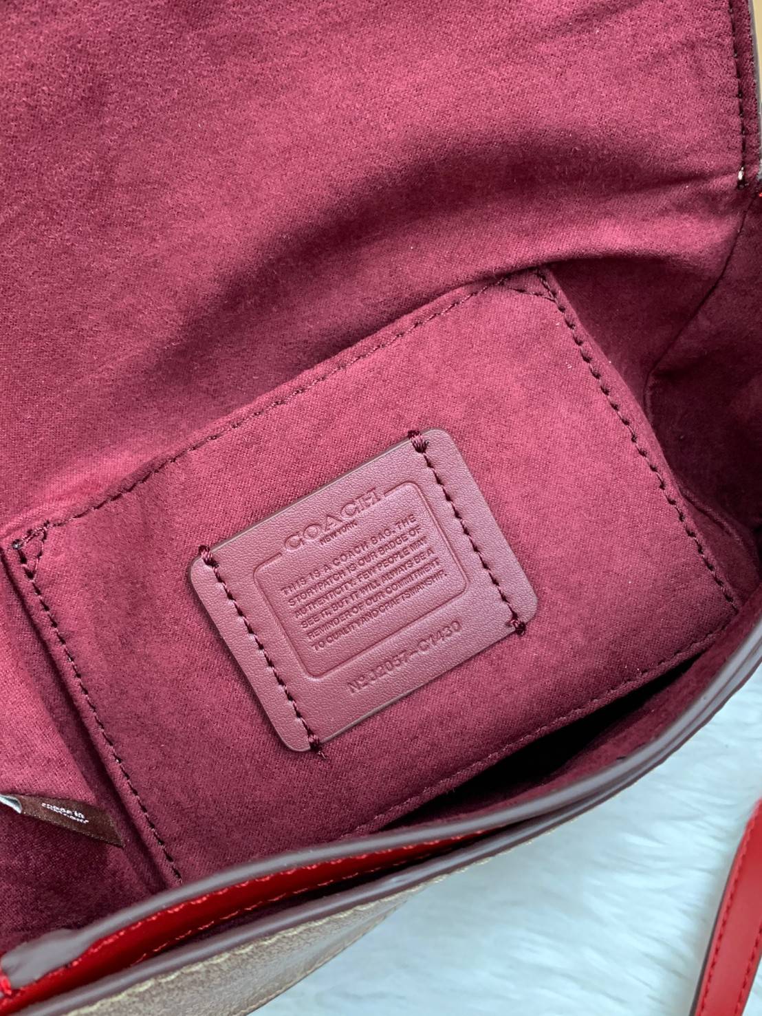 พร้อมส่งที่ไทยครบทั้ง6สีค่ะ 😘 Coach Ellen Crossbody In Signature ((C1432)) กระเป๋าทรงฮาฟมูนรูปทรงคลาสสิก ออกแบบให้มีลักษณะโค้งมน ไม่ดูเป็นทรงแข็งจนเกินไป ดีไซน์และสีของกระเป๋ายังเรียบง่าย เข้าได้กับทุกชุด สะพายครอสบอดี้ร์//สะพายข้าง หรือถือแบบคลัท