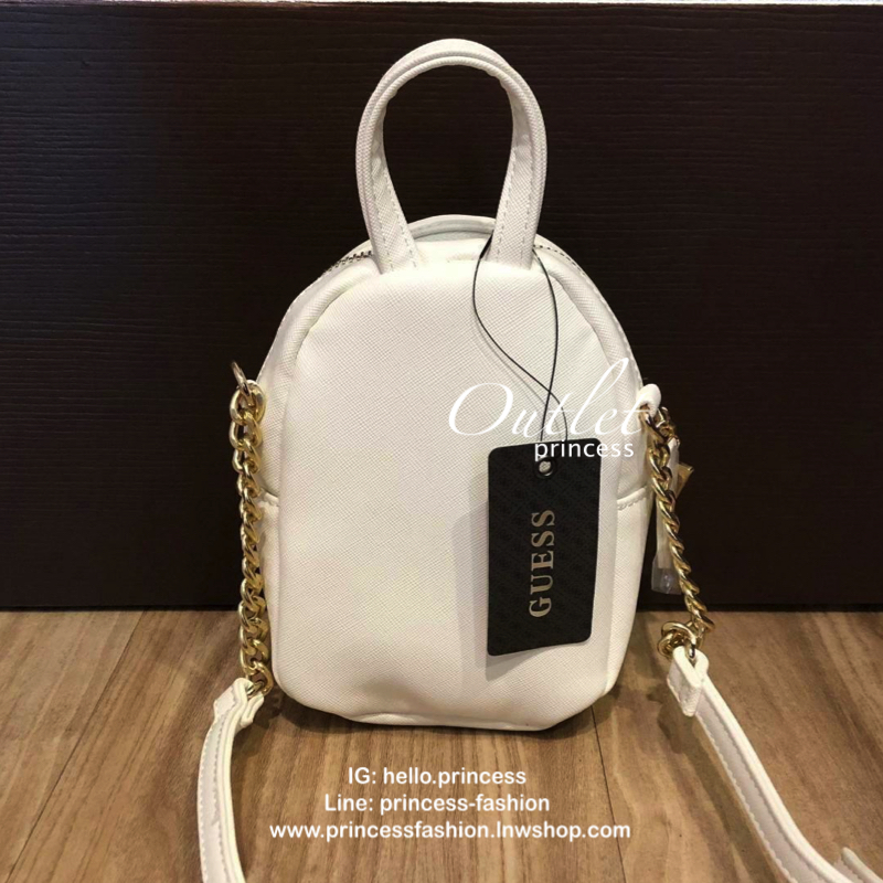 GUESS Factory Women's Evan Mini Crossbody กระเป๋าสะพายใบเล็กสุดน่ารักจาก guess มาแล้วค่า ไอเท็มสุดน่ารัก วัสดุทำจาก pu สกรีนลาย เย็บลายตาราง และ ปั้มลายซิกเนเจอร์ สุดน่ารัก ด้านหน้ามีโลโก้ มีพวงกุญแจสวยเก๋ สายสะพายมีสายโซ่สลับหนังปรับได้ 5 ระดับ ด้าน