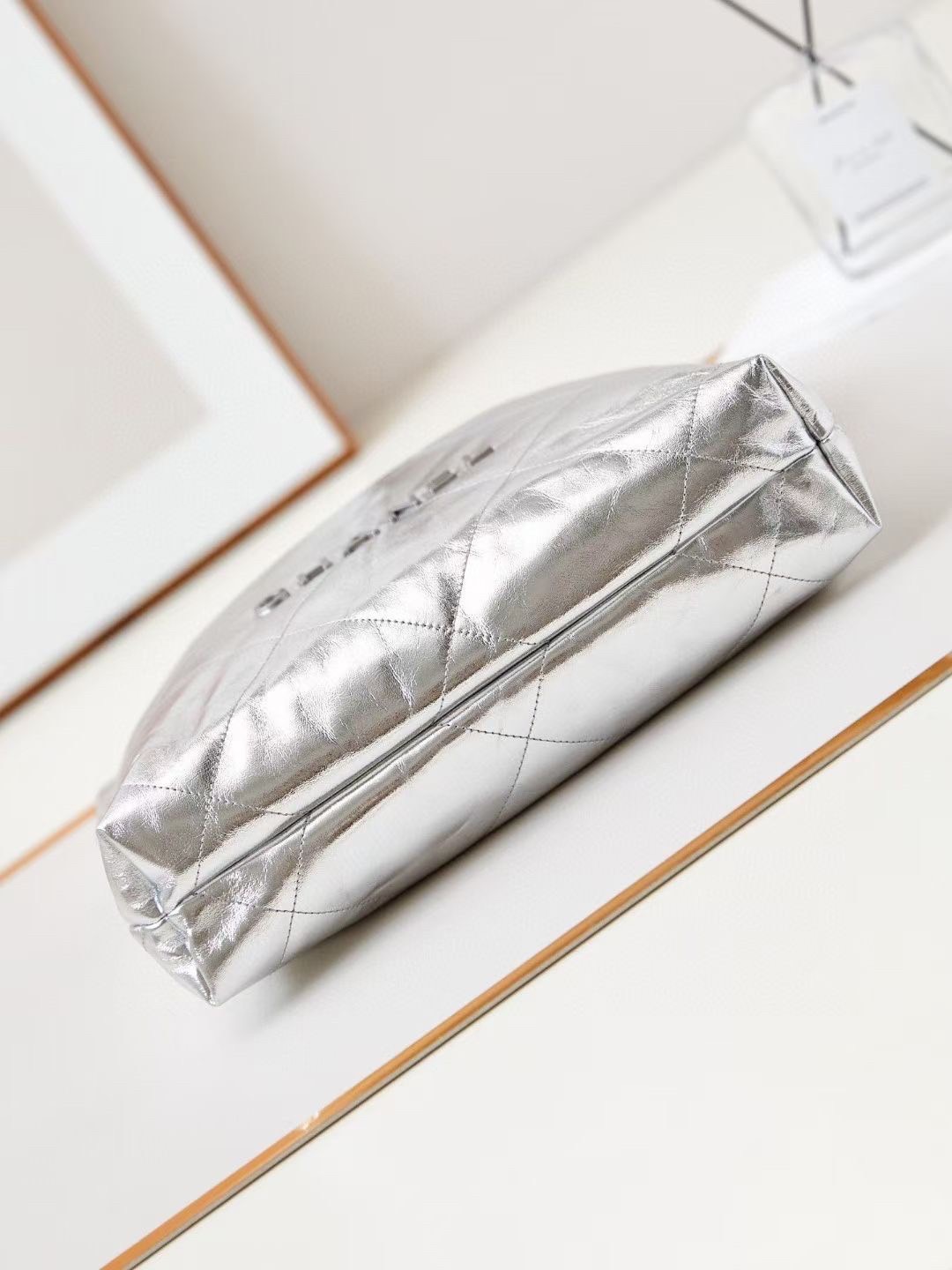 CHANEL 22 Medium HANDBAG In Metallic & Gold-Tone Metal กระเป๋าสะพายสีเมทัลลิค เกรดออริ ท็อป สลับแท้ 1:1 เกรดดีสุด ผ่านทุก ตม หนังแท้สวย ใช้งานต่างประเทศได้