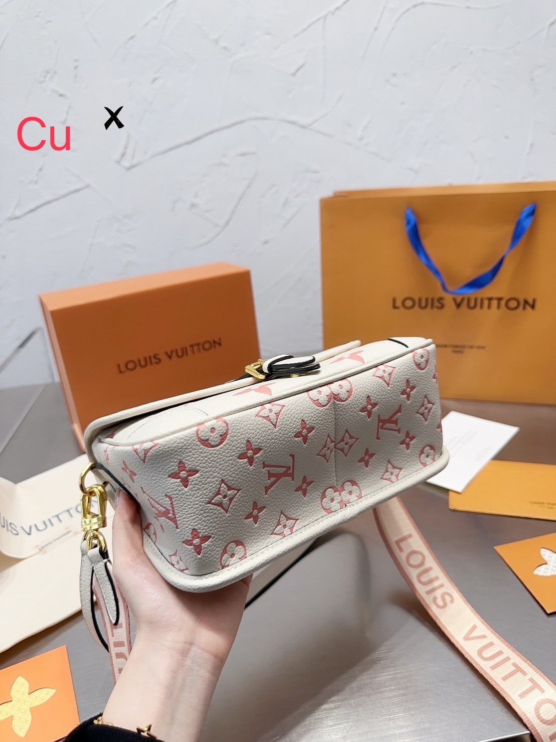 LV DIANE Monogram Canvas - Handbags ดีไซน์น่ารักน่าใช้มากๆ มีสายมาให้ถึง 2 แบบ สายหนังคล้องไหล่ได้ และสายสปอร์ตครอสบอดี้ได้ ปรับเปลี่ยนใช้ตามลุคแต่ละวันได้เลย