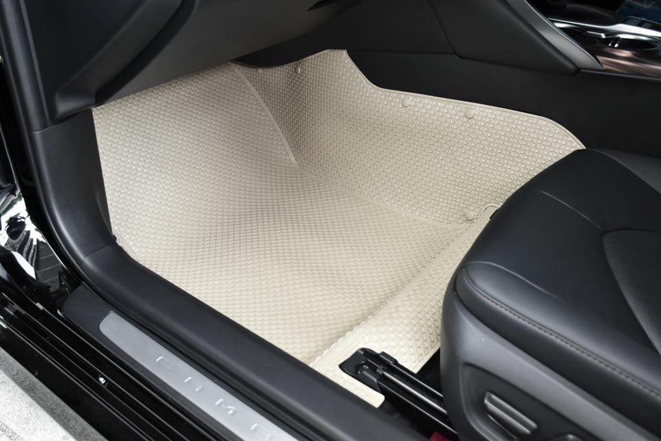พรมปูพื้นรถยนต์ TOYOTA CAMRY 2019-24 กระดุมเม็ดเล็กรีดขอบ สีครีม เต็มคัน เข้ารูป