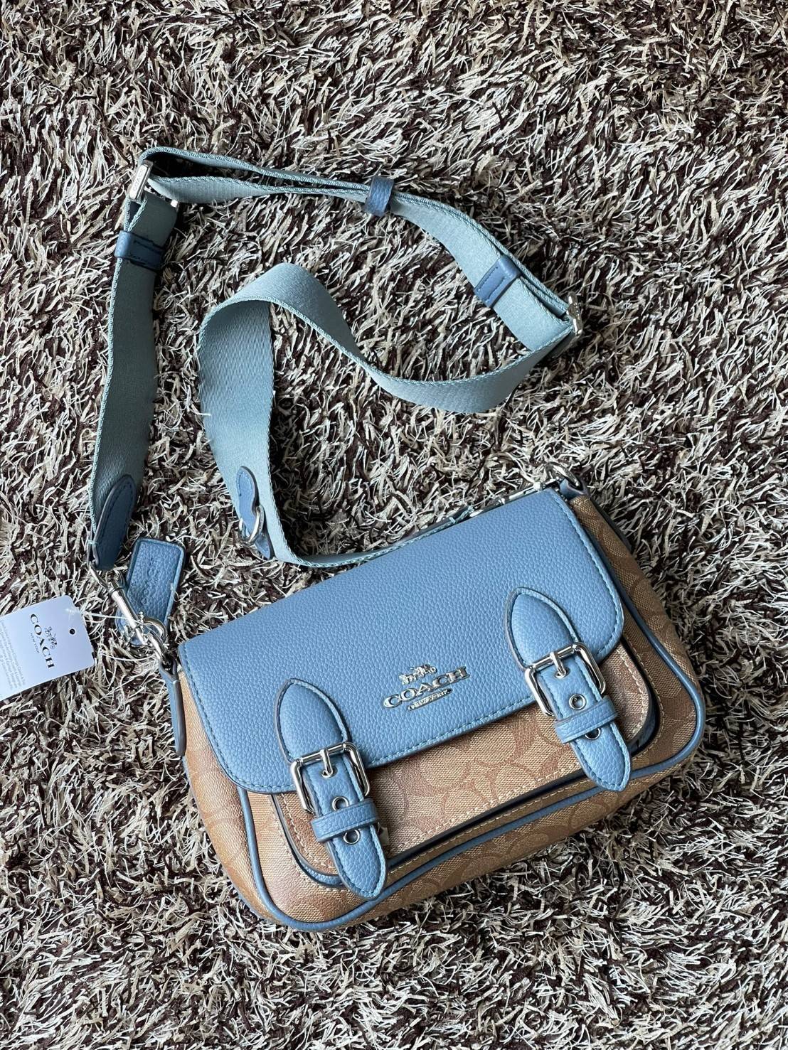 COACH Lucy Crossbody กระเป๋าใบนี้ขนาดกะทัดรัดกำลังดี เพียงพอสำหรับใส่ของจำเป็นที่ต้องการพกติดตัว ที่สำคัญใช้งานง่ายสามารถหยิบของได้สะดวกรวดเร็ว วัสดุผ้าใบเคลือบซิกเนเจอร์และหนังกรวดละเอียด ด้านในมีซิปและกระเป๋าอเนกประสงค์ ปิดสแน็ปอิน กระเป๋าแบบเปิดด้านนอก