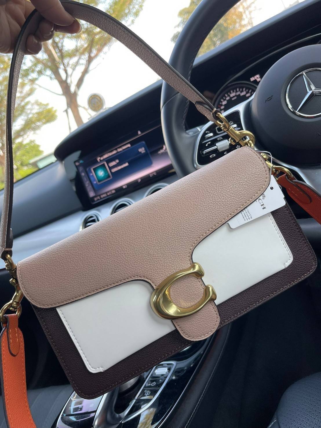 Coach Tabby Shoulder bag Coach Colorblock Tabby Shoulder Bag 26 Taupe Ginger Multi/gold 76105 ให้ลุคเก๋ ๆ ด้วยสีและลวดลายคลาสสิกตามแบบฉบับสาว Coach กระเป๋าสะพายไหล่สุดคลาสสิกรุ่นนี้ เป็นรูปทรงสี่เหลี่ยมผืนผ้าที่เข้าได้กับสาว ๆ ทุกสไตล์ หมุดสำหรับเปิดปิดกร