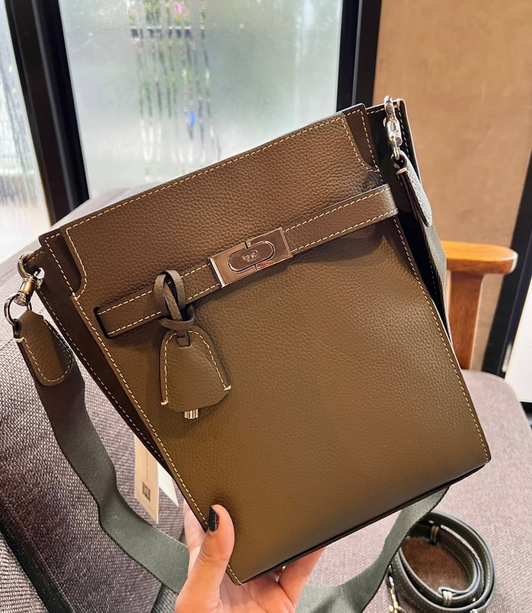 Large TORY BURCH LEE RADZIWILL PEBBIED BAG ((139014)) เป็นรุ่นที่สวย หรู น่าใช้มากๆค่ะ! ลุคหรูดูดีมากๆ กับกระเป๋าสะพายข้างจากTB ใบใหญ่