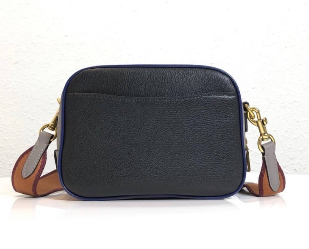 OUTLET 】COACH Camera Bag In Colorblock With Coach Patch (COACH F79278) 🍁หายากมากๆแล้วรุ่นนี้**จะถือ หรือสะพาย ได้ตามใจสั่ง //วัสดุหนังแท้เต็มใบ คุณภาพหนังดีมากๆ ปักโลโกตัวC ด้านหน้า ดูดีแบบไม่ซ้ำใคร //มาพร้อมสายสะพาย 2 สาย >>สายหนัง และสายสป