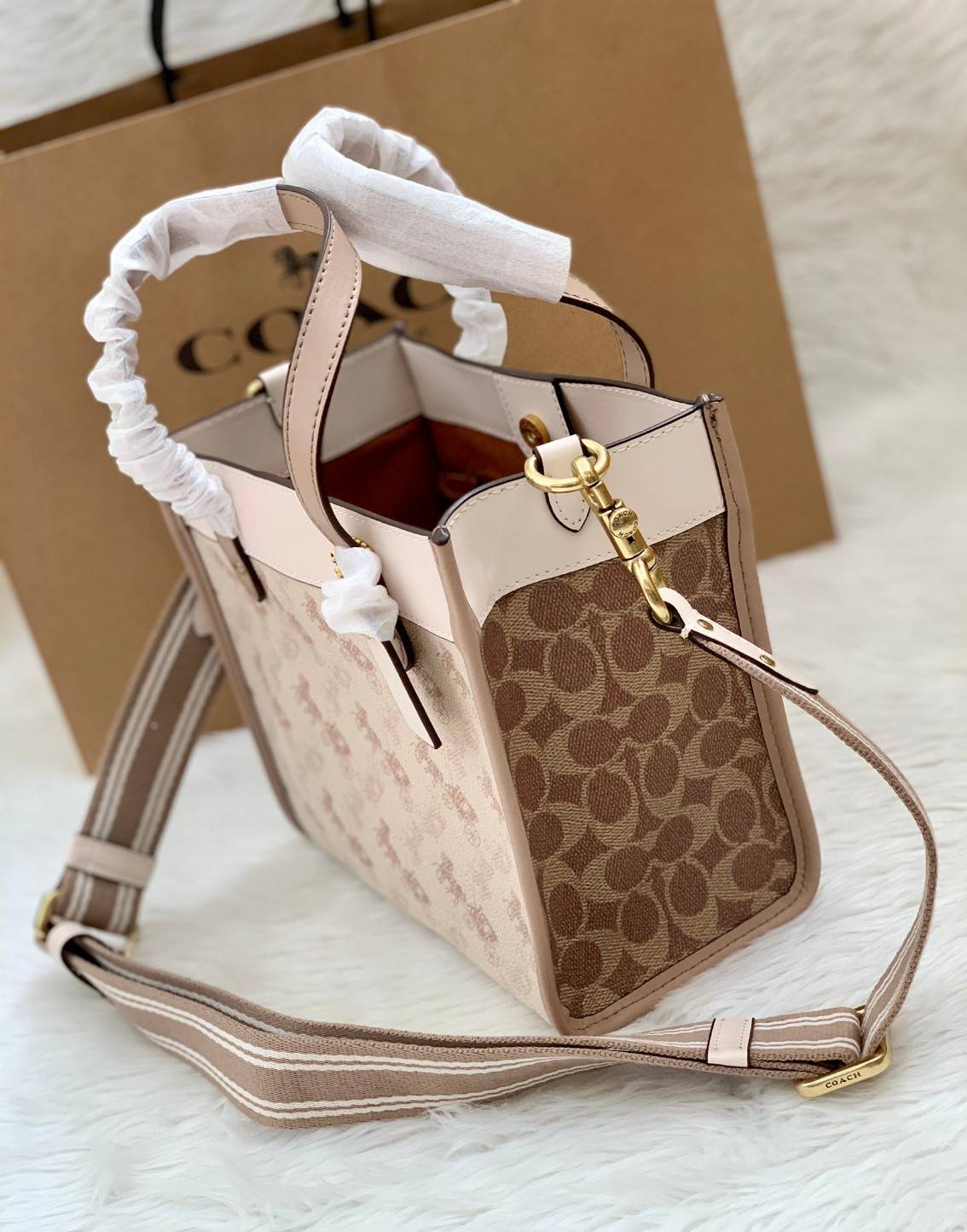 COACH FIELD TOTE 22 WITH HORSE AND CARRIAGE PRINT พร้อมส่งความสวยค่ะ! กระเป๋าทรง Tote หนังแท้อย่างดี นิ่มมือดีมากๆค่ะ ตัวกระเป๋าปริ้นลายรถม้าทั้งใบตัดขอบลายCด้านข้างได้อย่างสวยงามทีเดียว ปากกระเป๋าเปิดปิดแบบกระดุมแม่เหล็ก ภายในกว้างใส่ของจำเป็นได้ครบ มีช่