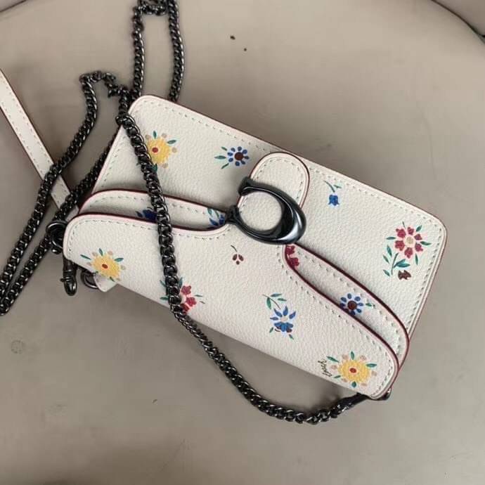 COACH TABBY CROSSBODY WITH WILDFLOWER PRINT ((810)) พร้อมส่งที่ไทยค่ะ! กระเป๋าสะพายครอสบอดี้ร์หรือสามารถถือแบบคลัทออกงานสวยๆได้เลยนะคะ วัสดุหนังแท้ หนังนิ่มค่ะ