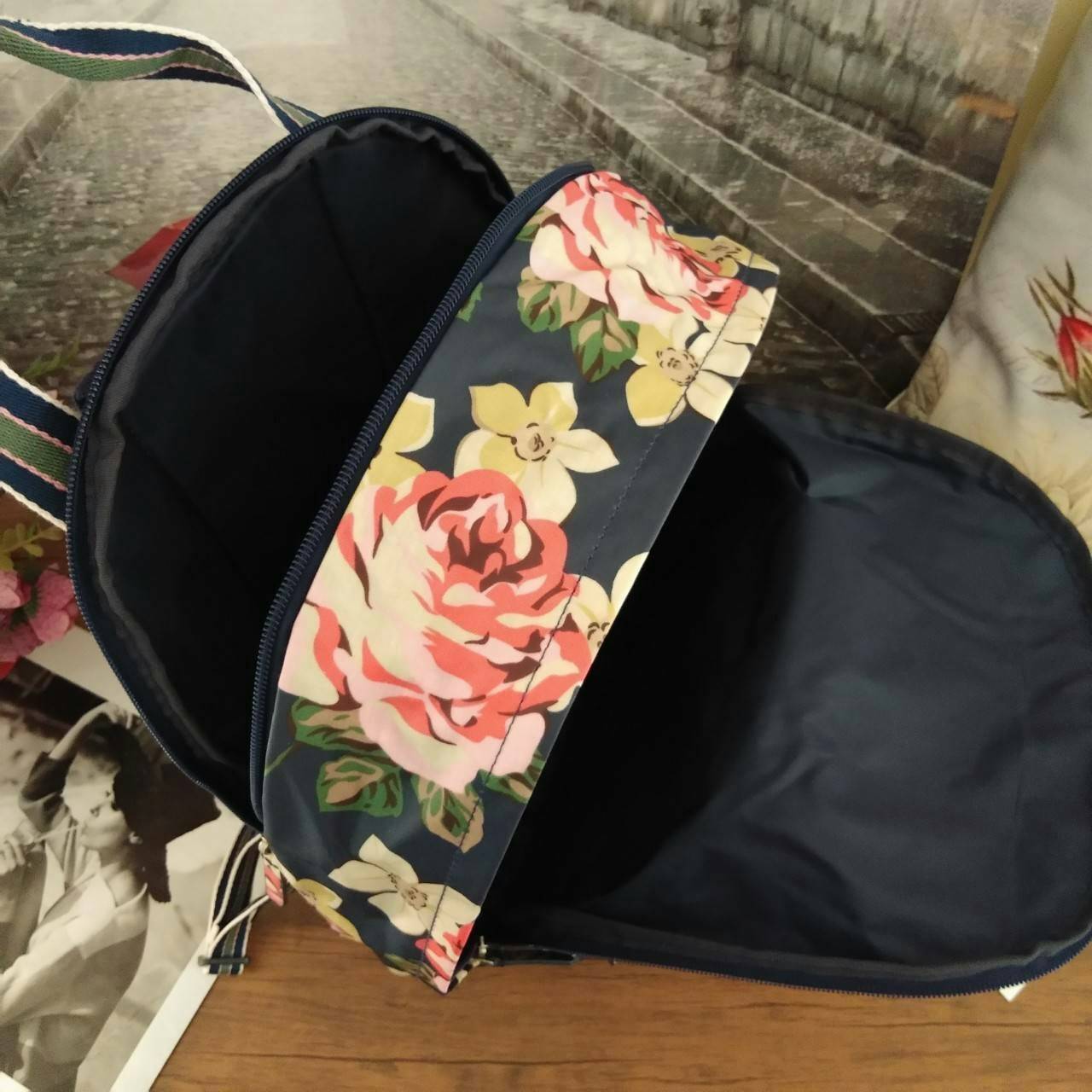 Cath Kidston Backpack Bag - กระเป๋าเป้ สไตล์วินเทจสุดฮิต - เปิด/ปิดกระเป๋าด้วยซิปรอบ - ภายใน มีช่องซิปใหญ่ใส่ของ 2 ช่อง จุของได้เยอะ - ด้านหน้ามีช่องซิปเล็ก 1 ช่อง