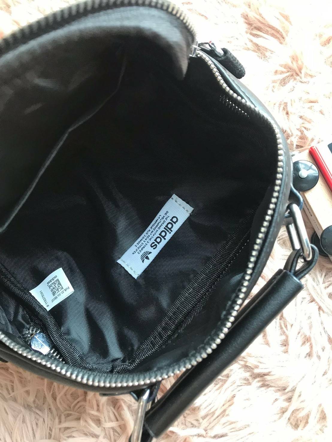 Adidas Mini Shoulder Bag and Backpack กระเป๋าแบบทรีเวย์ ที่สามารถถือเก๋ สะพายเท่ๆแบบเป้หรือสะพายข้าง มีช่องซิปเปิดได้ทั้งด้านหน้าและด้านหลัง เพื่อการใช้งานที่สะดวกสบาย วัสดุหนังpu หนังนิ่ม ถือสบายมือ มีหมุดรองฐานกันรอยสี่มุม ใบเดียวสามารถเปลี่ยนลุคช์ได้ด้