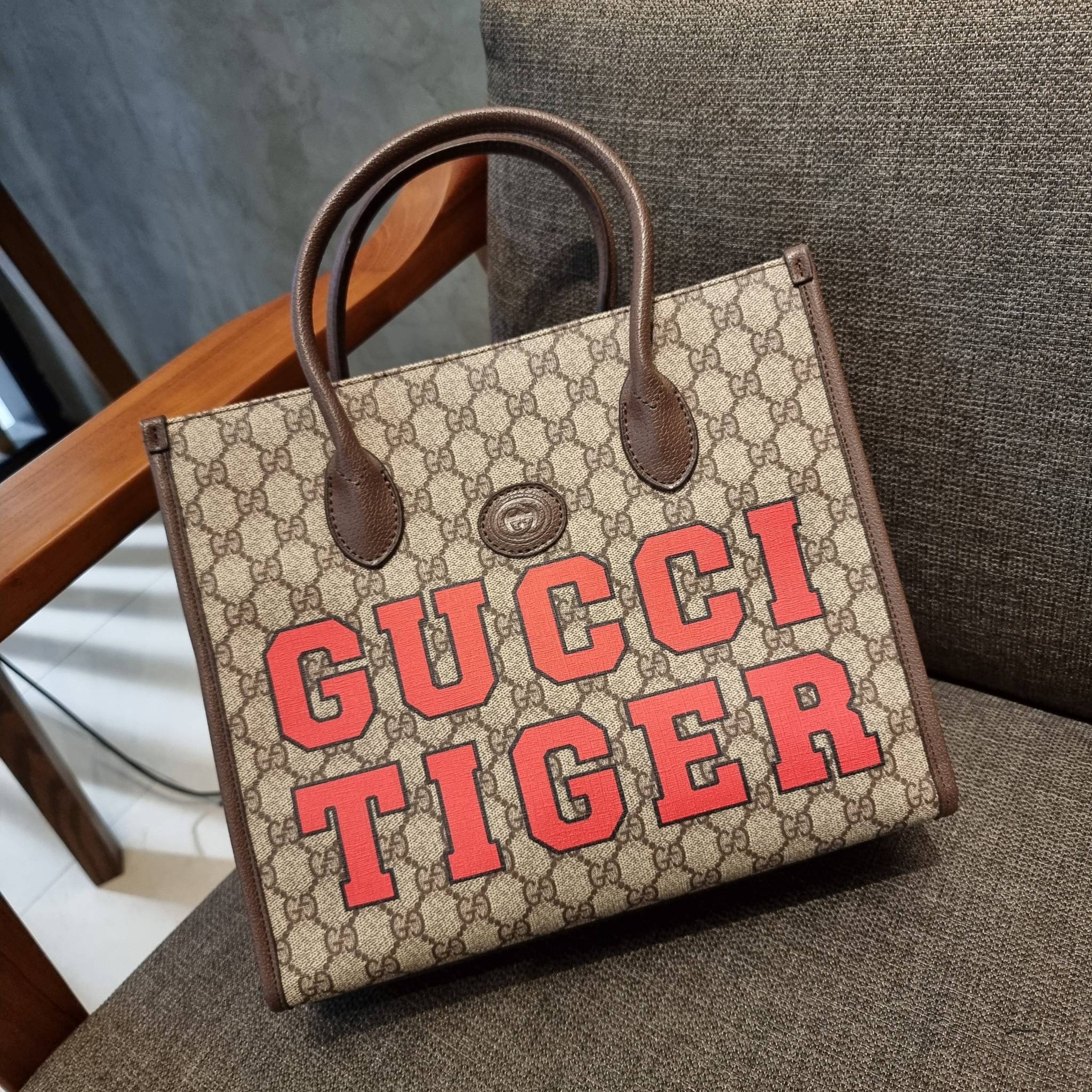GUCCI Tiger GG small tote ใบใหญ่ ร้อนแรงไฟลุก!! ต้อนรับปีเสืออย่างเป็นทางการ จัดให้แบบเลิศๆ กับกระเป๋าทรงโท้ท วีไอพีพรีเมี่ยมกิ๊ฟ ไซส์ใหญ่ โดดเด่นด้วยจัมโบ้ฟอนท์ สวยเอกลักษณ์ วัสดุหนังแคนวาส ภายในโล่งกว้างมาก ใส่ของแบบแน่นๆ จุๆไปได้เลย หมดห่วง!! และยังมีส