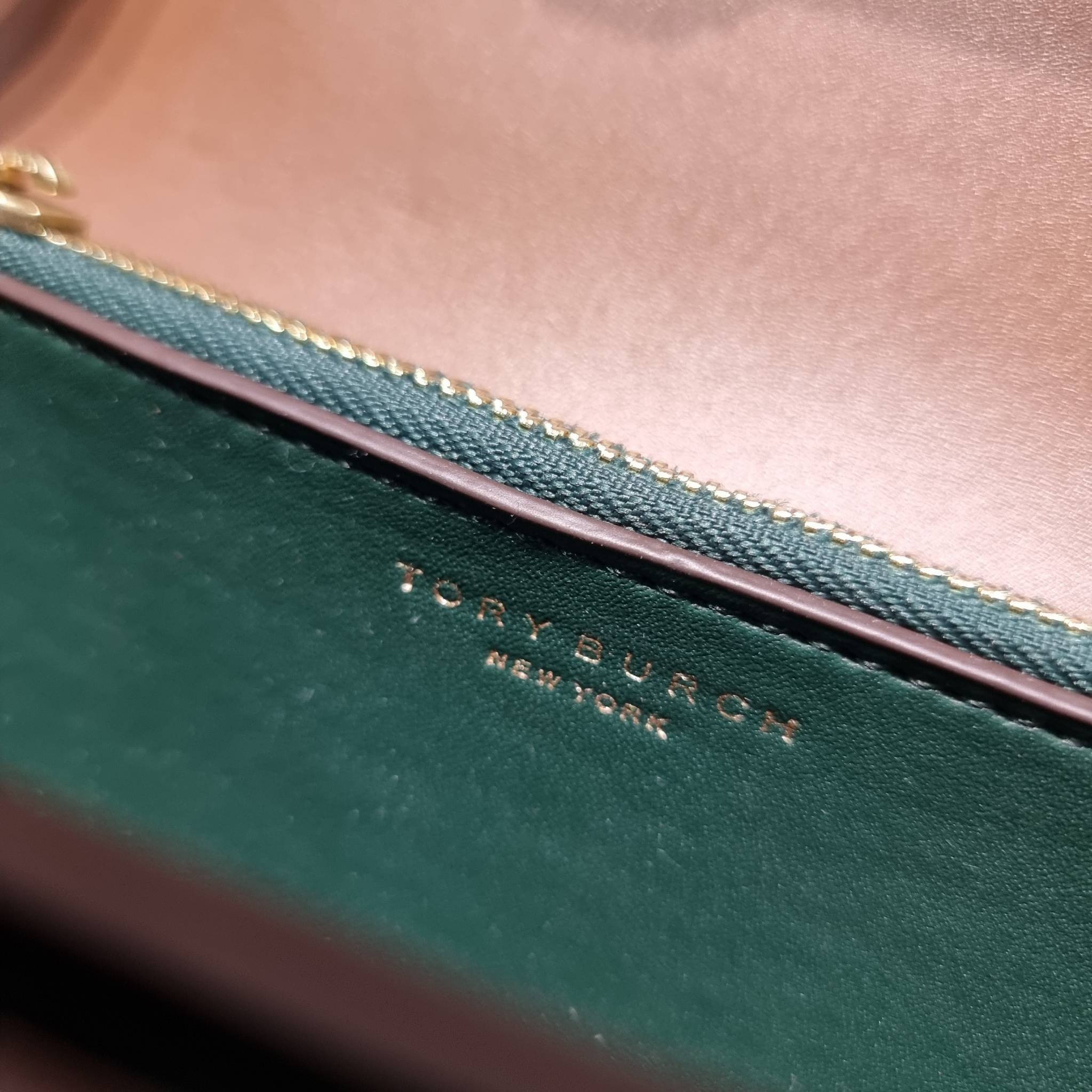 Tory Burch Bag / TORY BURCH ELEANOR SMALL CONVERTIBLE SHOULDER BAG ฮอตไอเท็ม รุ่นนี้ขายดีขายหมด สวยหรู คุณหนู ผู้ดี!! หายากมากแล้วน้า กระเป๋าสะพายข้าง ดีไซน์อยู่ทรง ขนาดกำลังสะดวกใช้ เปิด-ปิดด้วยแถบแม่เหล็ก