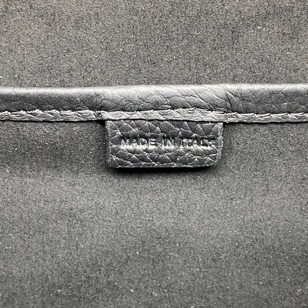 CELINE NANO LUGGAGE BAG IN DRUMMED CALFSKIN เกรดออริจินอล กระเป๋าสะพายรุ่นตามหา ขนาดกำลังดี เปิดปิดด้วยซิปอะไหล่ทองมีที่จับหนัง ด้านในกว้าง มาพร้อมช่องซิปอีกช่อง เป็นอีกทรงที่ฮิตมานานข้ามปี มาพร้อมสายยาวสะพายแบบ CROSSBODYได้ หรือจะถือออกงานก็สวยหรูอีกแบบ 