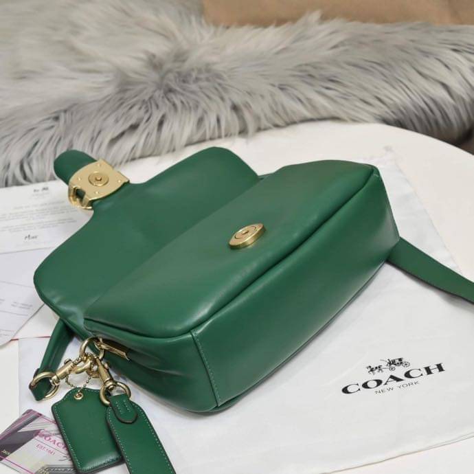 COACH PILLOW TABBY SHOULDER BAG 26 ไซส์ใหญ่ จุของได้ล้นๆ มาใหม่ขายดีที่สุด หนัง nappa หนานิ่ม นุ่มมากๆ พร้อมโลโก้รุ่นใหม่ด้วยเช่นกัน เพิ่มความหรู ดูดีเข้าไปอีกค่ะ