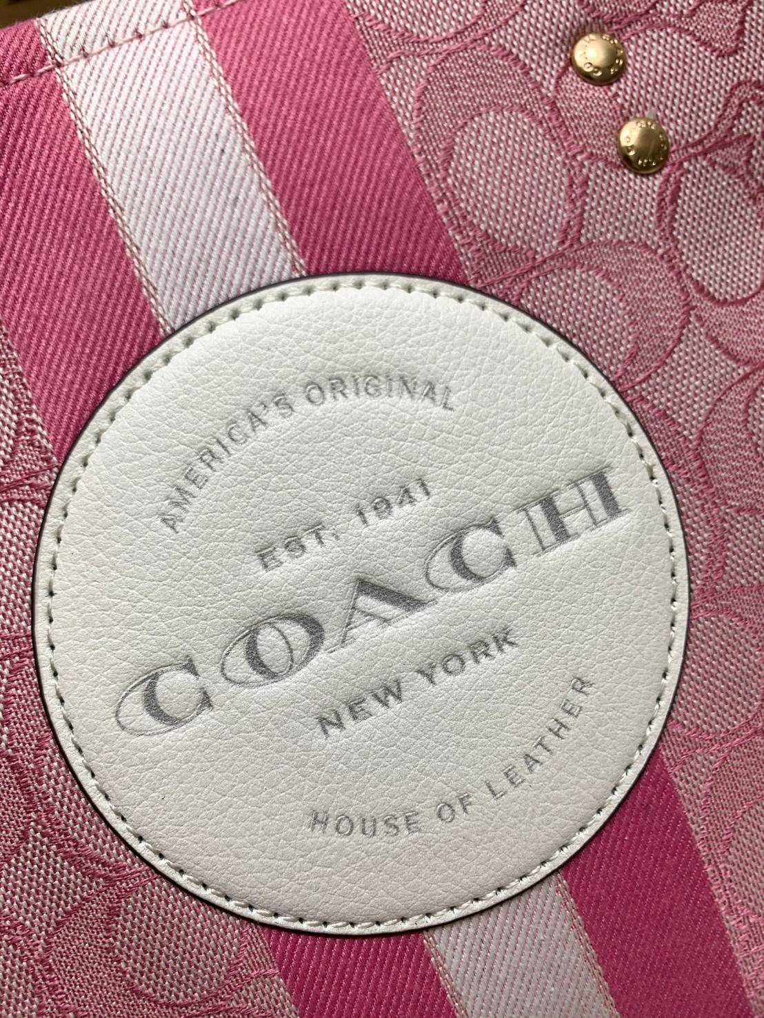 ใหม่ล่าสุด อดใจยังไงไหว💋 COACH Dempsey Field Tote 22 ((C5268//C5115)) พร้อมส่งความสวยที่ไทยค่ะ! กระเป๋าทรง Tote ขนาดพอเหมาะลำตัว พกพาง่ายสะดวกได้กับทุกๆวัน ด้านหน้าปั้มโลโก้แบรนด์ตัวใหญ่สวยค่ะ;เปิดปิดกระเป๋าแบบกระดุมแม่เหล็ก ภายในใส่กระเป๋าเงินใบย