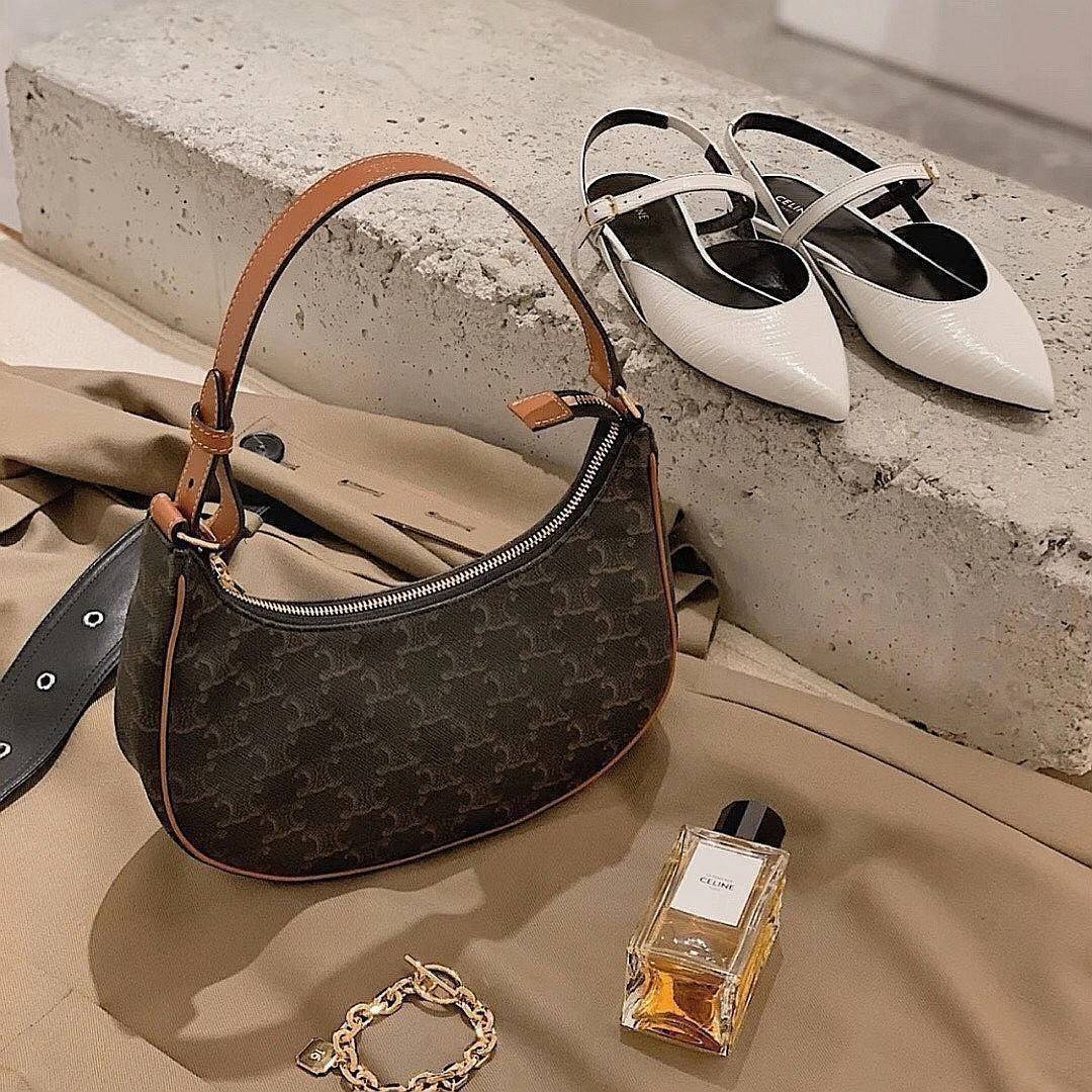 ของแท้ CELINE SHOULDER BAG VIP GIFT WITH PURCHASE (GWP) พรีเมี่ยมกิ๊ฟ Limited Edition จาก CELINE HAUTEPARFUME DUTYFREE COUNTER วัสดุ TRIOMPHE CANVAS ดีไซน์สวยหรูฮิตสุดในเกาหลี!