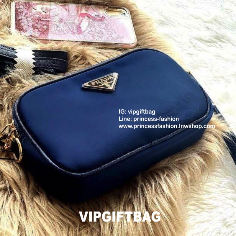 PRADA CROSSBODY BAG WITH ZIP GIFT WITH PURCHASE (GWP) กระเป๋าสะพายพรีเมี่ยมกิ้ฟ Limited Edition จากเคาน์เตอร์แบรนด์ดีไซน์เรียบหรูดูดี วัสดุ Nylon & Polyester 100% เนื้อหนาคุณภาพดีตามแบบฉบับของแบรนด์ ด้านหน้าประดับโลโก้มีช่องแบ่ง2 ช่องเป็นสัดส่วนเปิดปิดด้ว