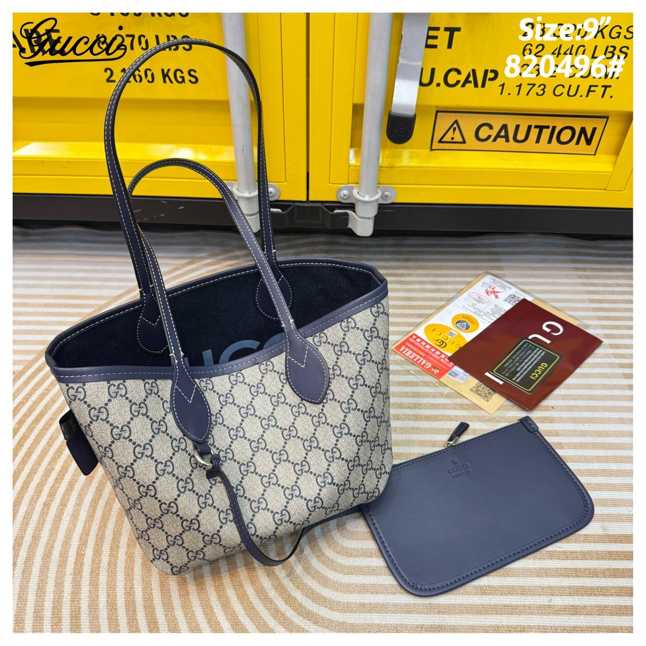 GUCCI Totissima reversible tote bag กระเป๋าสะพายทรงโท้ทเดนิม ใหม่ล่าสุด กลับด้านใช้ได้ 2 ด้านสวยเริ่ดมากๆ ด้านเดนิมสีเข้มพิมพ์ชื่อแบรนด์สวยโดดเด่น อีกด้านลายโมโนแกรมเต็มใบ ปรับใช้งานได้ไม่มีเบื่อ