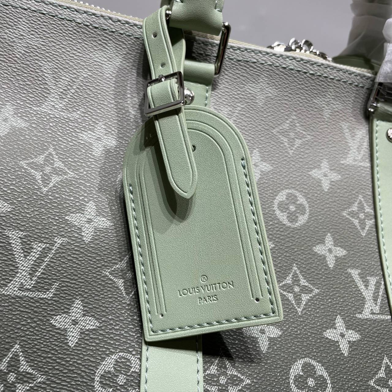 LV Keepall Bandoulière 45 Monogram Gradient Khaki green กระเป๋าเดินทางสุดคลาสสิค สีใหม่สีเขียวกากีไล่สี ได้อย่างลงตัวสวยงาม ไอเท็มที่จะทำให้การเดินทางไม่ธรรมดาอีกต่อไป